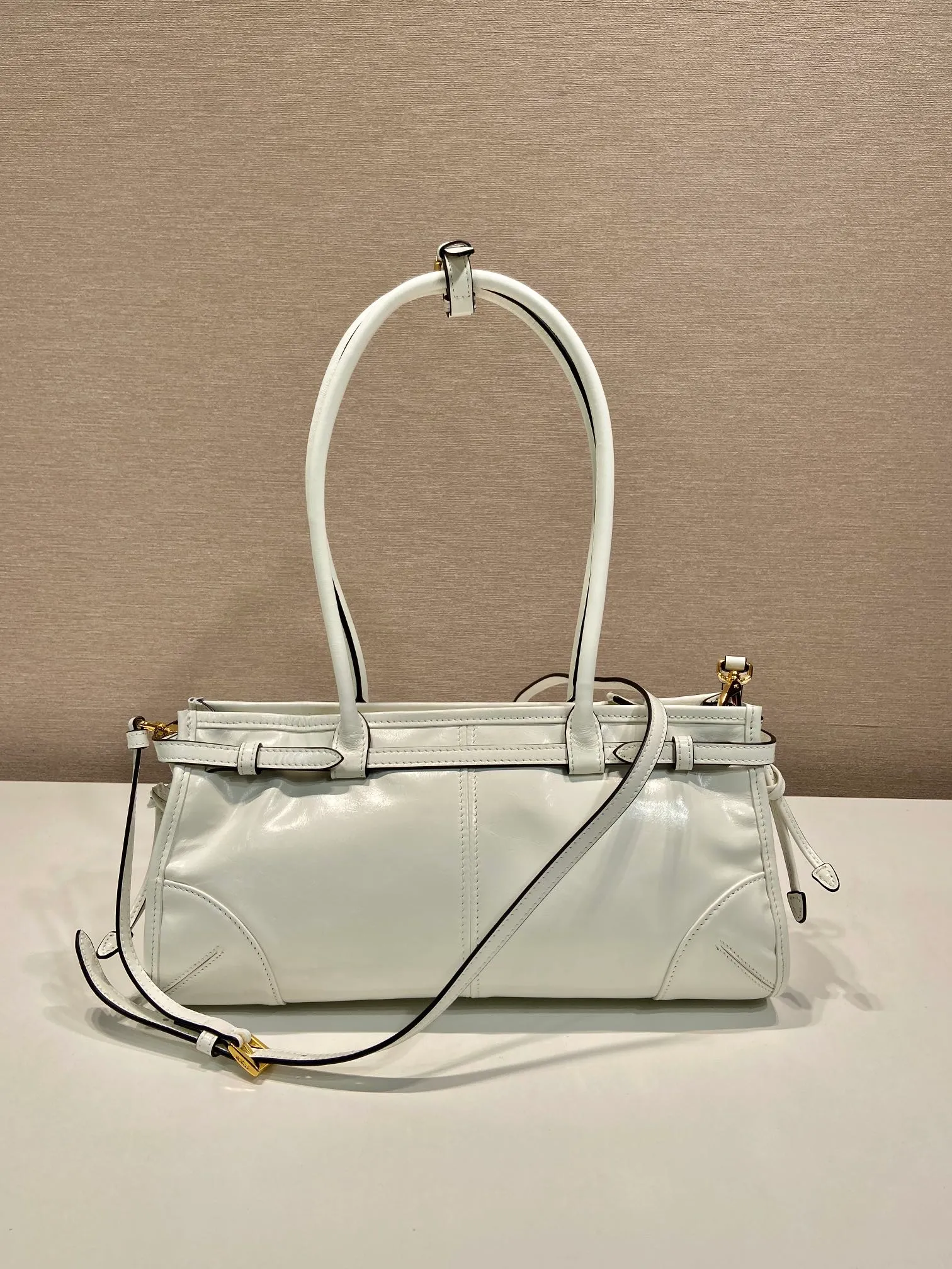 💰1840🎉LusSolf oil wax leather🎉1BA426 small new color🎉🎉 This hand-held crossbody bag is made of imported waxed leather. Its shiny color exudes a classic atmosphere. It is equipped with a detachable and adjustable long shoulder strap, which is convenient for matching on different occasions. It has a very large capacity and is easy to use. It is definitely a must-have for fashionistas. Hurry up and take this retro-style handbag home! Length 32x Height 15.5x Bottom 12cm🎉🎉🎉👏👏👏