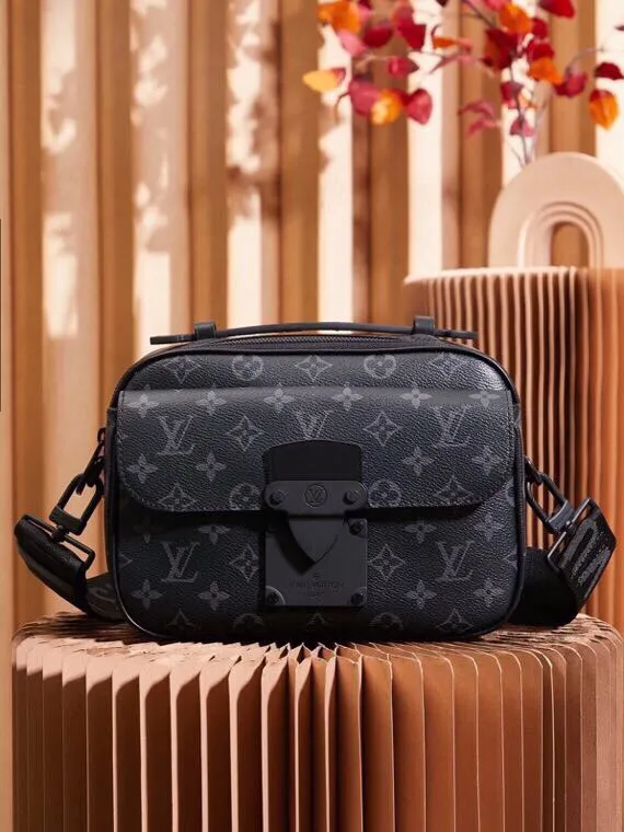 P¥940👉nfc dynamic chip version👈【Top inspection-free all-steel hardware】𝐒 𝐋𝐎𝐂𝐊 Messenger bag m45806 black flower French original leather🇫🇷Pure steel hardware Size: 22*18*8cm A hard-to-find messenger bag, tailor-made for men. The upper body effect is both explosive and very comfortable. It matches with different styles of daily wardrobe. It is super beautiful and grand. It seems low-key and not eye-catching, but the visual effect on the back will make your eyes shine! The capacity is also adequate, making it your first choice for daily travel, a strong hit!