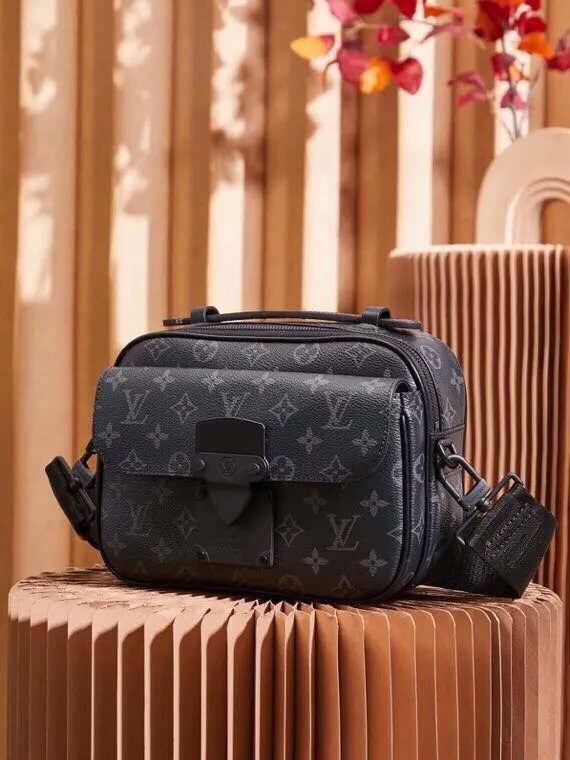 P¥940👉nfc dynamic chip version👈【Top inspection-free all-steel hardware】𝐒 𝐋𝐎𝐂𝐊 Messenger bag m45806 black flower French original leather🇫🇷Pure steel hardware Size: 22*18*8cm A hard-to-find messenger bag, tailor-made for men. The upper body effect is both explosive and very comfortable. It matches with different styles of daily wardrobe. It is super beautiful and grand. It seems low-key and not eye-catching, but the visual effect on the back will make your eyes shine! The capacity is also adequate, making it your first choice for daily travel, a strong hit!