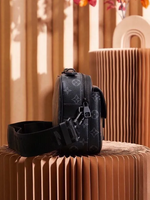P¥940👉nfc dynamic chip version👈【Top inspection-free all-steel hardware】𝐒 𝐋𝐎𝐂𝐊 Messenger bag m45806 black flower French original leather🇫🇷Pure steel hardware Size: 22*18*8cm A hard-to-find messenger bag, tailor-made for men. The upper body effect is both explosive and very comfortable. It matches with different styles of daily wardrobe. It is super beautiful and grand. It seems low-key and not eye-catching, but the visual effect on the back will make your eyes shine! The capacity is also adequate, making it your first choice for daily travel, a strong hit!