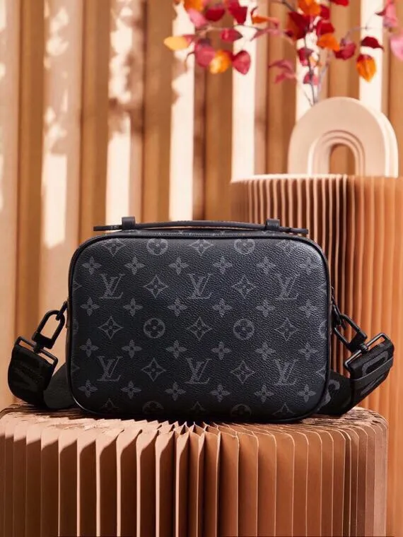 P¥940👉nfc dynamic chip version👈【Top inspection-free all-steel hardware】𝐒 𝐋𝐎𝐂𝐊 Messenger bag m45806 black flower French original leather🇫🇷Pure steel hardware Size: 22*18*8cm A hard-to-find messenger bag, tailor-made for men. The upper body effect is both explosive and very comfortable. It matches with different styles of daily wardrobe. It is super beautiful and grand. It seems low-key and not eye-catching, but the visual effect on the back will make your eyes shine! The capacity is also adequate, making it your first choice for daily travel, a strong hit!