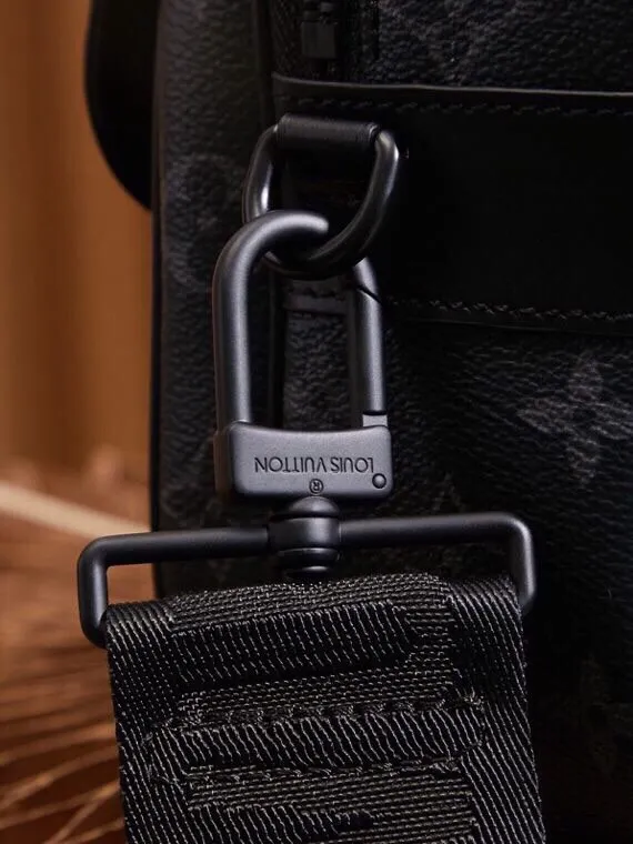P¥940👉nfc dynamic chip version👈【Top inspection-free all-steel hardware】𝐒 𝐋𝐎𝐂𝐊 Messenger bag m45806 black flower French original leather🇫🇷Pure steel hardware Size: 22*18*8cm A hard-to-find messenger bag, tailor-made for men. The upper body effect is both explosive and very comfortable. It matches with different styles of daily wardrobe. It is super beautiful and grand. It seems low-key and not eye-catching, but the visual effect on the back will make your eyes shine! The capacity is also adequate, making it your first choice for daily travel, a strong hit!