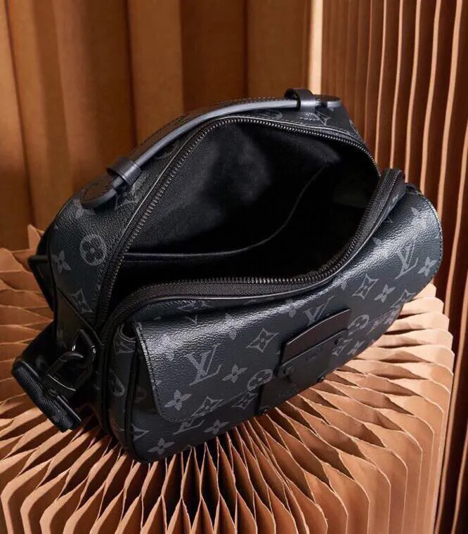 P¥940👉nfc dynamic chip version👈【Top inspection-free all-steel hardware】𝐒 𝐋𝐎𝐂𝐊 Messenger bag m45806 black flower French original leather🇫🇷Pure steel hardware Size: 22*18*8cm A hard-to-find messenger bag, tailor-made for men. The upper body effect is both explosive and very comfortable. It matches with different styles of daily wardrobe. It is super beautiful and grand. It seems low-key and not eye-catching, but the visual effect on the back will make your eyes shine! The capacity is also adequate, making it your first choice for daily travel, a strong hit!