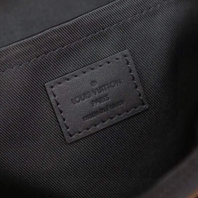 P¥940👉nfc dynamic chip version👈【Top inspection-free all-steel hardware】𝐒 𝐋𝐎𝐂𝐊 Messenger bag m45806 black flower French original leather🇫🇷Pure steel hardware Size: 22*18*8cm A hard-to-find messenger bag, tailor-made for men. The upper body effect is both explosive and very comfortable. It matches with different styles of daily wardrobe. It is super beautiful and grand. It seems low-key and not eye-catching, but the visual effect on the back will make your eyes shine! The capacity is also adequate, making it your first choice for daily travel, a strong hit!