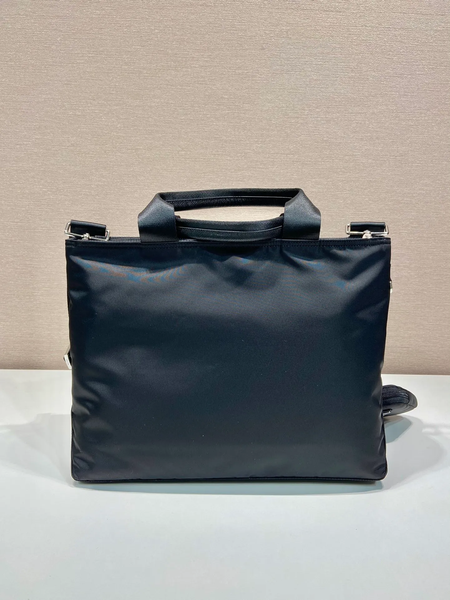 💰1060🎉Upgraded version/unisex briefcase🎉1BG876A🎉Original item, made of imported nylon fabric, equipped with detachable nylon long shoulder strap and bag, and can be carried by hand. This nylon bag is very lightweight in design and has a great upper body effect. It is exactly the briefcase that ladies have been looking for😘😘It has large space capacity, so hurry up and get it🎉🎉Unisex style, for men and women🙊🙊 Length 34x Height 26x Bottom 12cm 🎉🎉🎉💰💰