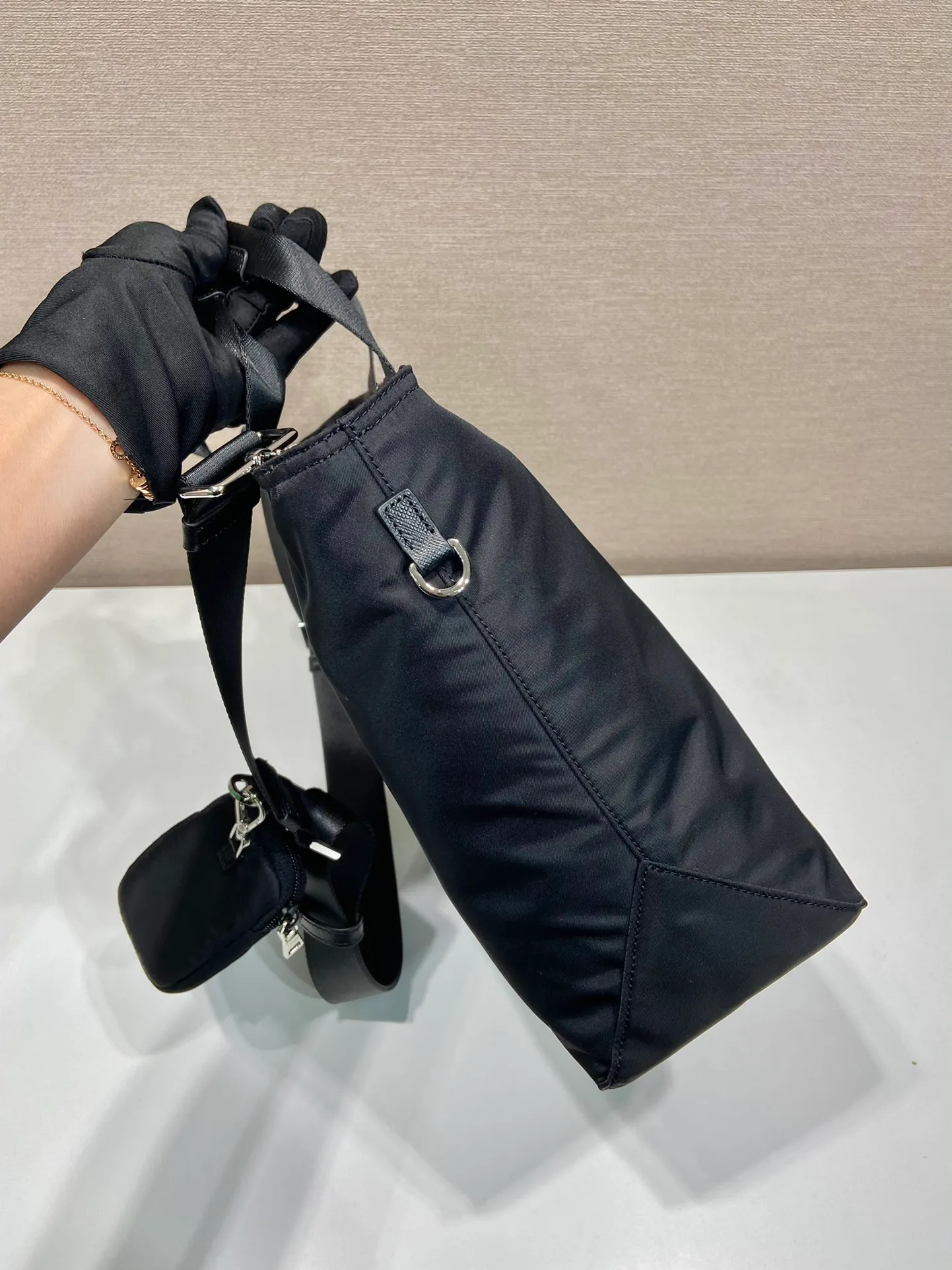 💰1060🎉Upgraded version/unisex briefcase🎉1BG876A🎉Original item, made of imported nylon fabric, equipped with detachable nylon long shoulder strap and bag, and can be carried by hand. This nylon bag is very lightweight in design and has a great upper body effect. It is exactly the briefcase that ladies have been looking for😘😘It has large space capacity, so hurry up and get it🎉🎉Unisex style, for men and women🙊🙊 Length 34x Height 26x Bottom 12cm 🎉🎉🎉💰💰