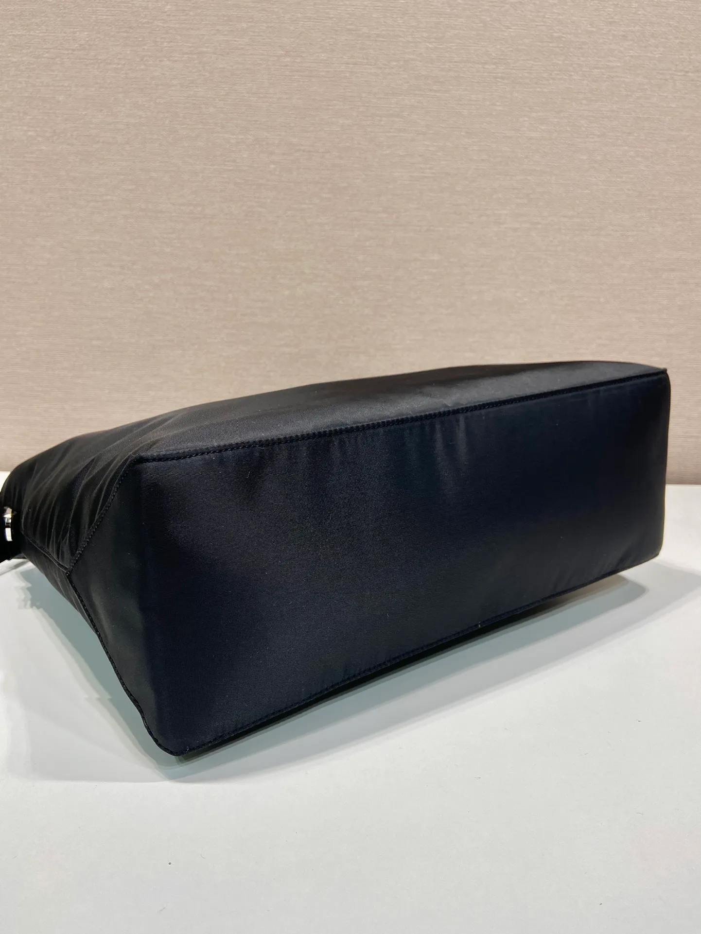 💰1060🎉Upgraded version/unisex briefcase🎉1BG876A🎉Original item, made of imported nylon fabric, equipped with detachable nylon long shoulder strap and bag, and can be carried by hand. This nylon bag is very lightweight in design and has a great upper body effect. It is exactly the briefcase that ladies have been looking for😘😘It has large space capacity, so hurry up and get it🎉🎉Unisex style, for men and women🙊🙊 Length 34x Height 26x Bottom 12cm 🎉🎉🎉💰💰