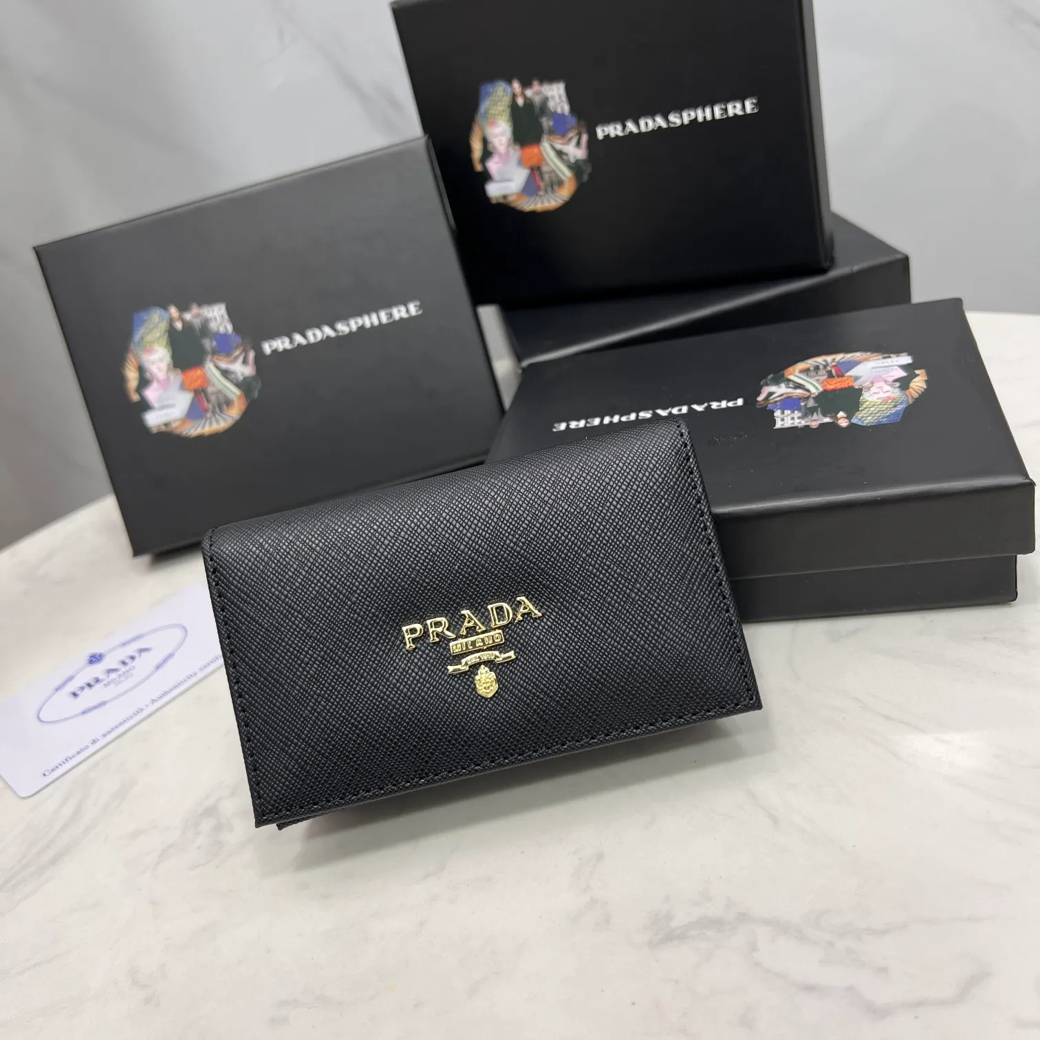 Batch 150 PRADA👏👏Hot-selling men’s card holder💼The latest style at the counter, synchronized with the official website, genuine product development, Italian top-quality original single cross-grain cowhide with excellent texture, threaded lining and imported hardware accessories! Exquisite routing is even and neat, oil edges are smooth, number: ML205, size: length 11cm, height 6.5cm, color: red, black, plum red, blue, pink