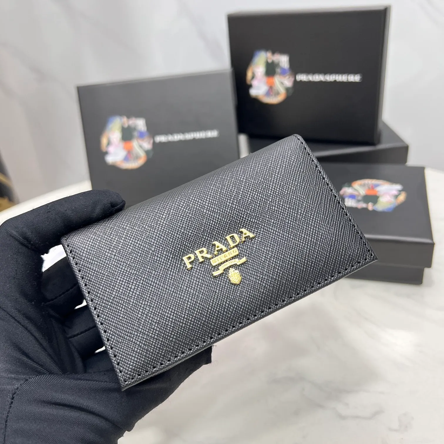 Batch 150 PRADA👏👏Hot-selling men’s card holder💼The latest style at the counter, synchronized with the official website, genuine product development, Italian top-quality original single cross-grain cowhide with excellent texture, threaded lining and imported hardware accessories! Exquisite routing is even and neat, oil edges are smooth, number: ML205, size: length 11cm, height 6.5cm, color: red, black, plum red, blue, pink