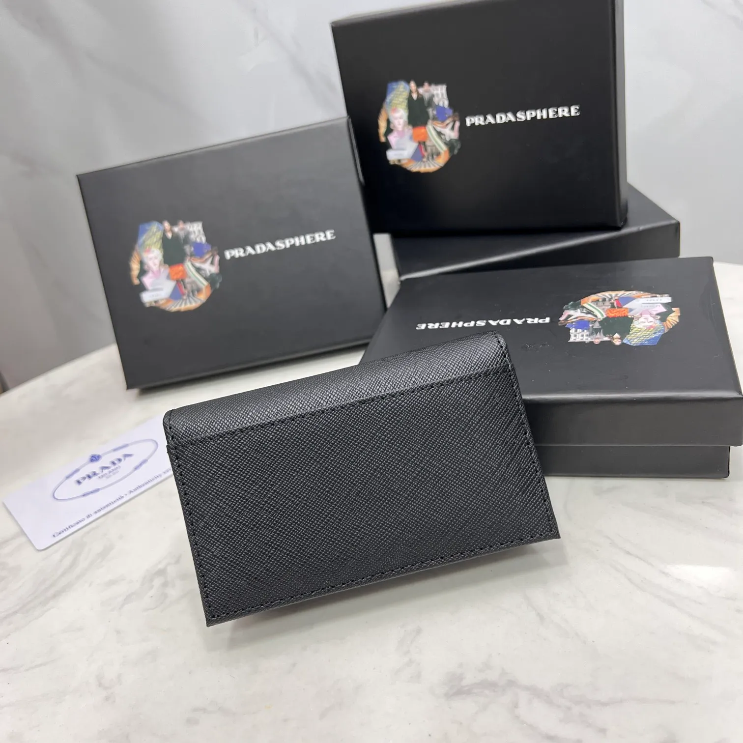 Batch 150 PRADA👏👏Hot-selling men’s card holder💼The latest style at the counter, synchronized with the official website, genuine product development, Italian top-quality original single cross-grain cowhide with excellent texture, threaded lining and imported hardware accessories! Exquisite routing is even and neat, oil edges are smooth, number: ML205, size: length 11cm, height 6.5cm, color: red, black, plum red, blue, pink