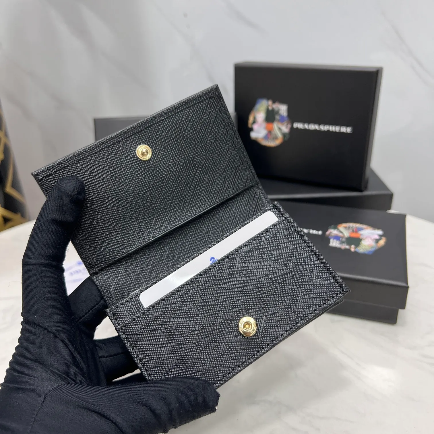 Batch 150 PRADA👏👏Hot-selling men’s card holder💼The latest style at the counter, synchronized with the official website, genuine product development, Italian top-quality original single cross-grain cowhide with excellent texture, threaded lining and imported hardware accessories! Exquisite routing is even and neat, oil edges are smooth, number: ML205, size: length 11cm, height 6.5cm, color: red, black, plum red, blue, pink