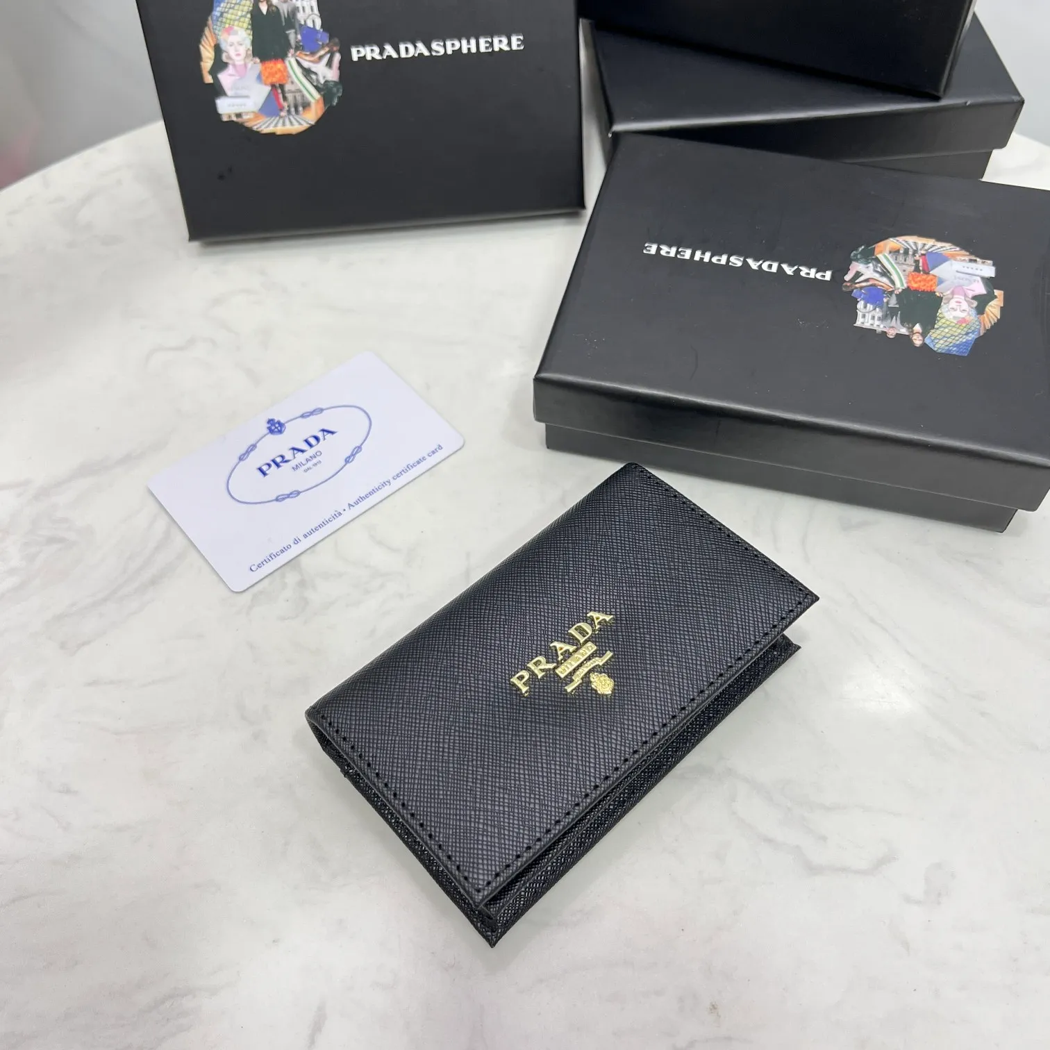 Batch 150 PRADA👏👏Hot-selling men’s card holder💼The latest style at the counter, synchronized with the official website, genuine product development, Italian top-quality original single cross-grain cowhide with excellent texture, threaded lining and imported hardware accessories! Exquisite routing is even and neat, oil edges are smooth, number: ML205, size: length 11cm, height 6.5cm, color: red, black, plum red, blue, pink