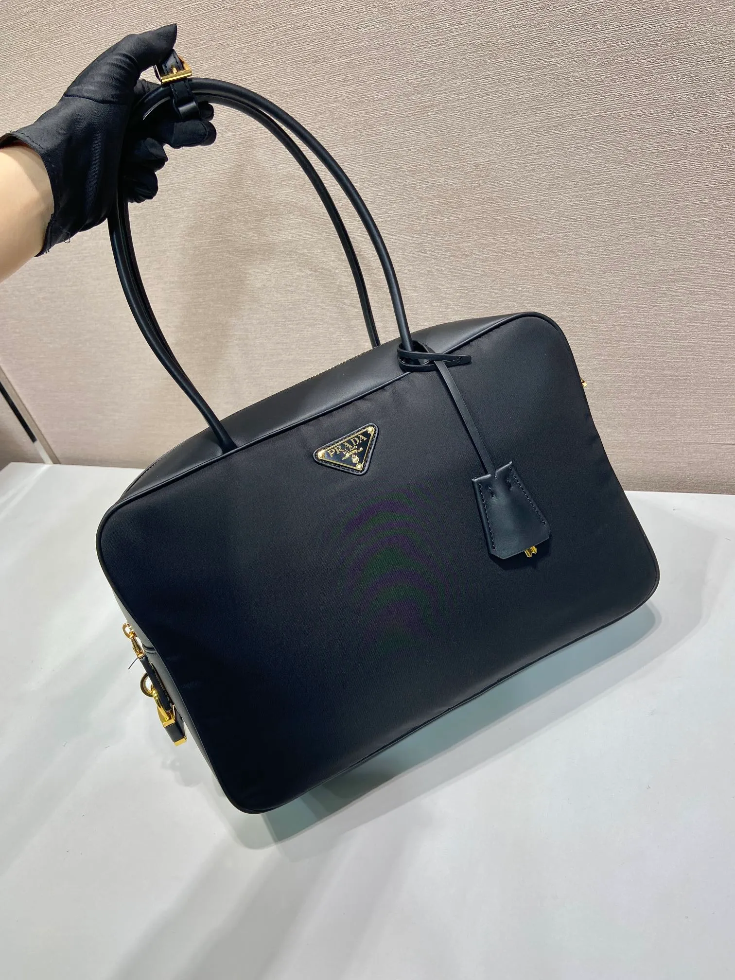 💰1360🎉Lock Bag🎉1BB131 Large🎉🎉 This Tessuto Tocker handbag has a crisp and compact shape. It is made of regenerated nylon (Re-Nylon) and imported calfskin. It is equipped with a detachable long shoulder strap, which is exquisite and elegant. Finished with metal hardware, a zipper and favorite padlock closure add a chic touch. It has a large capacity and space, and it is a popular model that will always be popular🎉Hurry up and get it🎉🎉 Length 34x Height 23x Bottom 10cm🎉🎉🎉👏👏👏