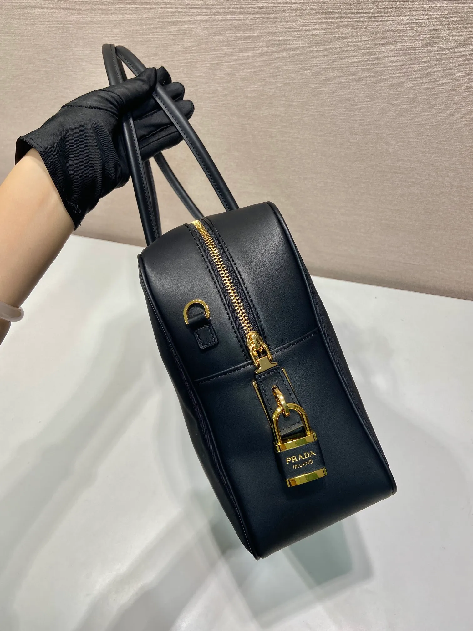 💰1360🎉Lock Bag🎉1BB131 Large🎉🎉 This Tessuto Tocker handbag has a crisp and compact shape. It is made of regenerated nylon (Re-Nylon) and imported calfskin. It is equipped with a detachable long shoulder strap, which is exquisite and elegant. Finished with metal hardware, a zipper and favorite padlock closure add a chic touch. It has a large capacity and space, and it is a popular model that will always be popular🎉Hurry up and get it🎉🎉 Length 34x Height 23x Bottom 10cm🎉🎉🎉👏👏👏