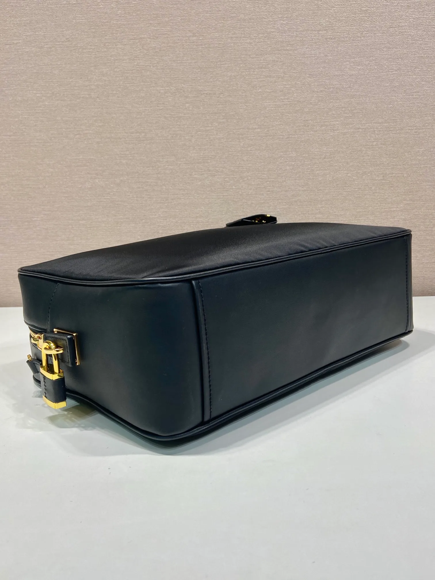 💰1360🎉Lock Bag🎉1BB131 Large🎉🎉 This Tessuto Tocker handbag has a crisp and compact shape. It is made of regenerated nylon (Re-Nylon) and imported calfskin. It is equipped with a detachable long shoulder strap, which is exquisite and elegant. Finished with metal hardware, a zipper and favorite padlock closure add a chic touch. It has a large capacity and space, and it is a popular model that will always be popular🎉Hurry up and get it🎉🎉 Length 34x Height 23x Bottom 10cm🎉🎉🎉👏👏👏