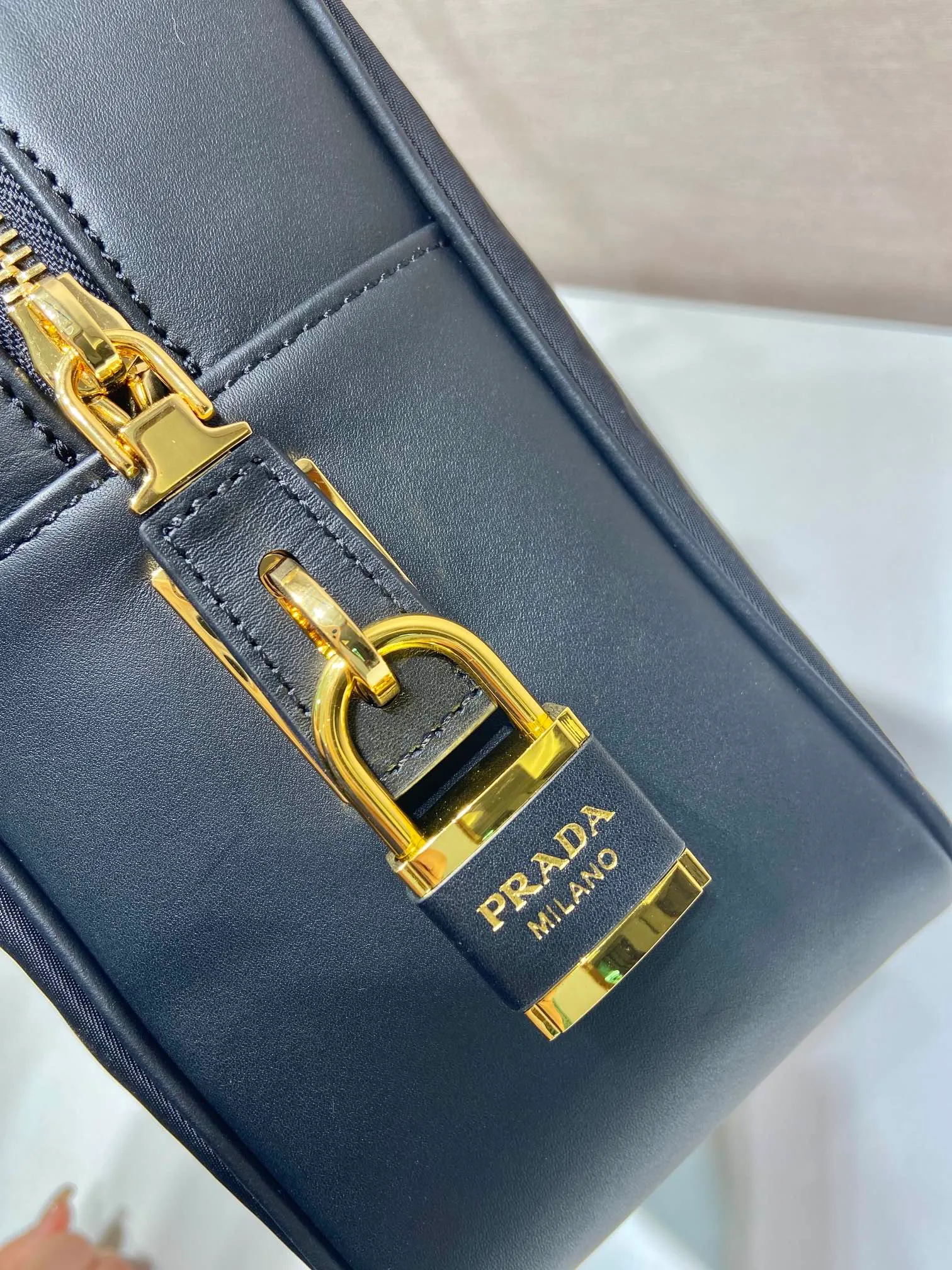 💰1360🎉Lock Bag🎉1BB131 Large🎉🎉 This Tessuto Tocker handbag has a crisp and compact shape. It is made of regenerated nylon (Re-Nylon) and imported calfskin. It is equipped with a detachable long shoulder strap, which is exquisite and elegant. Finished with metal hardware, a zipper and favorite padlock closure add a chic touch. It has a large capacity and space, and it is a popular model that will always be popular🎉Hurry up and get it🎉🎉 Length 34x Height 23x Bottom 10cm🎉🎉🎉👏👏👏