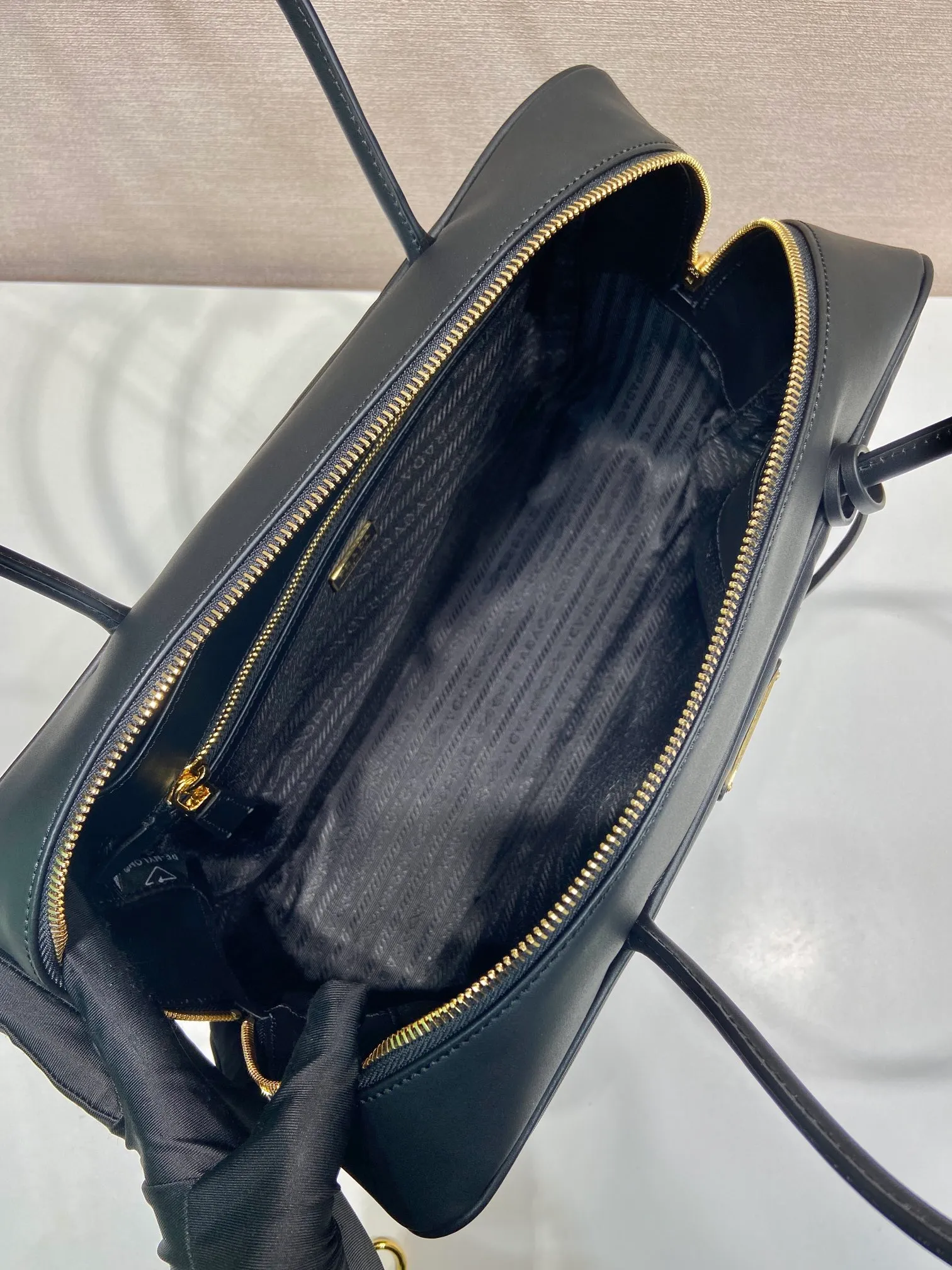 💰1360🎉Lock Bag🎉1BB131 Large🎉🎉 This Tessuto Tocker handbag has a crisp and compact shape. It is made of regenerated nylon (Re-Nylon) and imported calfskin. It is equipped with a detachable long shoulder strap, which is exquisite and elegant. Finished with metal hardware, a zipper and favorite padlock closure add a chic touch. It has a large capacity and space, and it is a popular model that will always be popular🎉Hurry up and get it🎉🎉 Length 34x Height 23x Bottom 10cm🎉🎉🎉👏👏👏