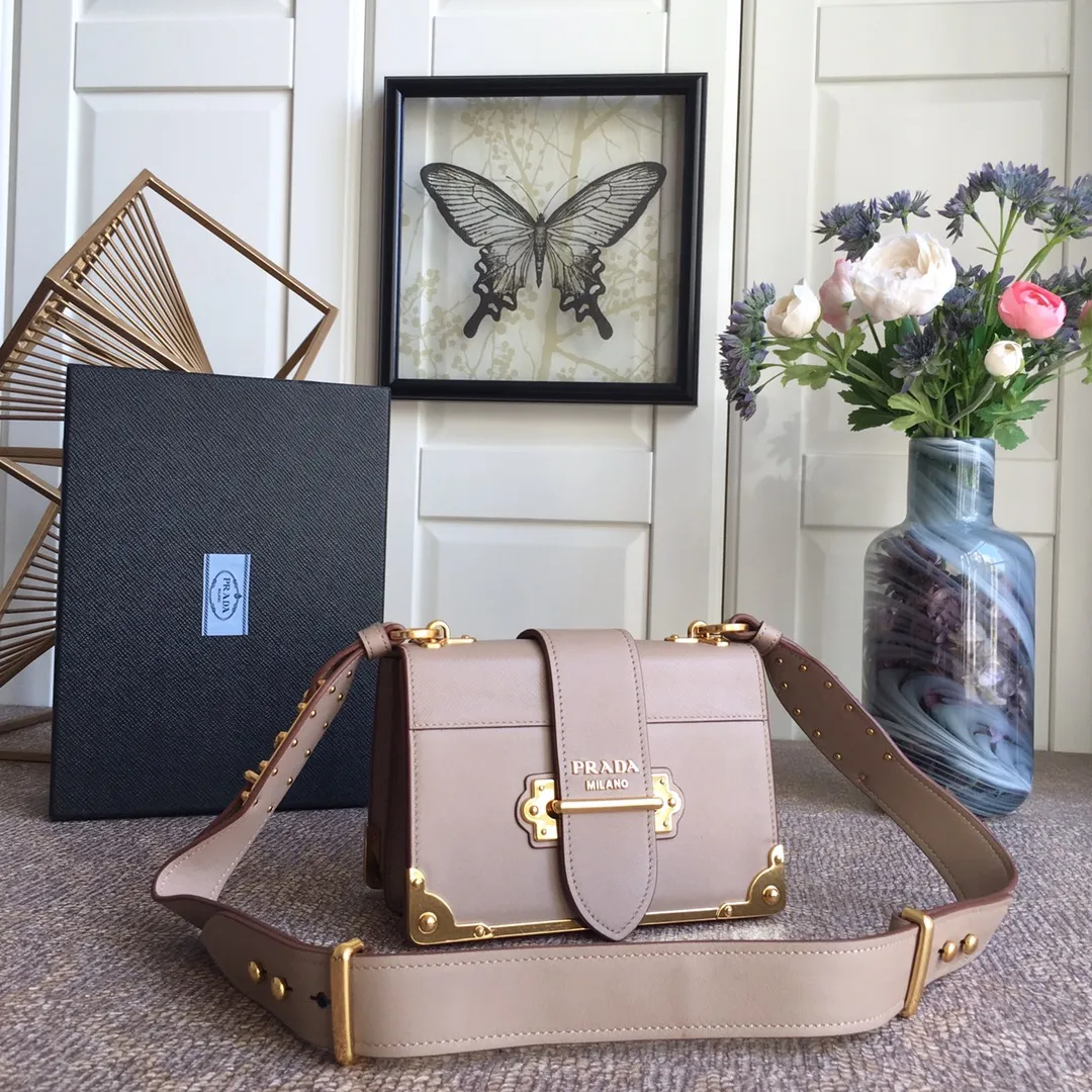 💰1800, P’s latest women’s bag 1BD045, nude pink has arrived, top quality, synchronized with counters, made of imported calfskin➕cross pattern➕sheepskin lining, top hardware. Lots of compartments, fashionable + casual + lightweight, a favorite among ladies, length 19cm and height 14cmX9cm