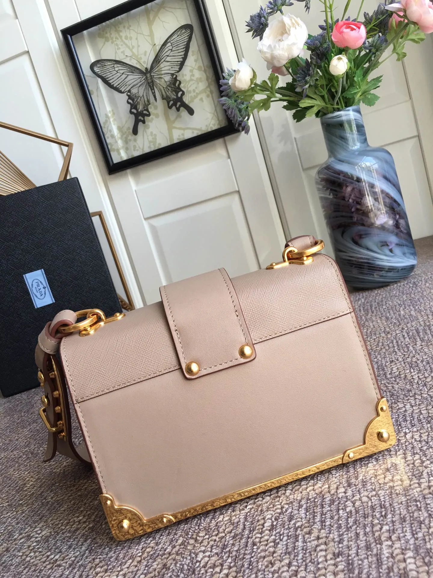 💰1800, P’s latest women’s bag 1BD045, nude pink has arrived, top quality, synchronized with counters, made of imported calfskin➕cross pattern➕sheepskin lining, top hardware. Lots of compartments, fashionable + casual + lightweight, a favorite among ladies, length 19cm and height 14cmX9cm