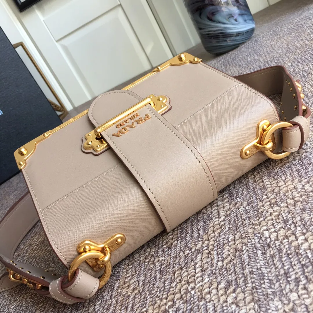 💰1800, P’s latest women’s bag 1BD045, nude pink has arrived, top quality, synchronized with counters, made of imported calfskin➕cross pattern➕sheepskin lining, top hardware. Lots of compartments, fashionable + casual + lightweight, a favorite among ladies, length 19cm and height 14cmX9cm
