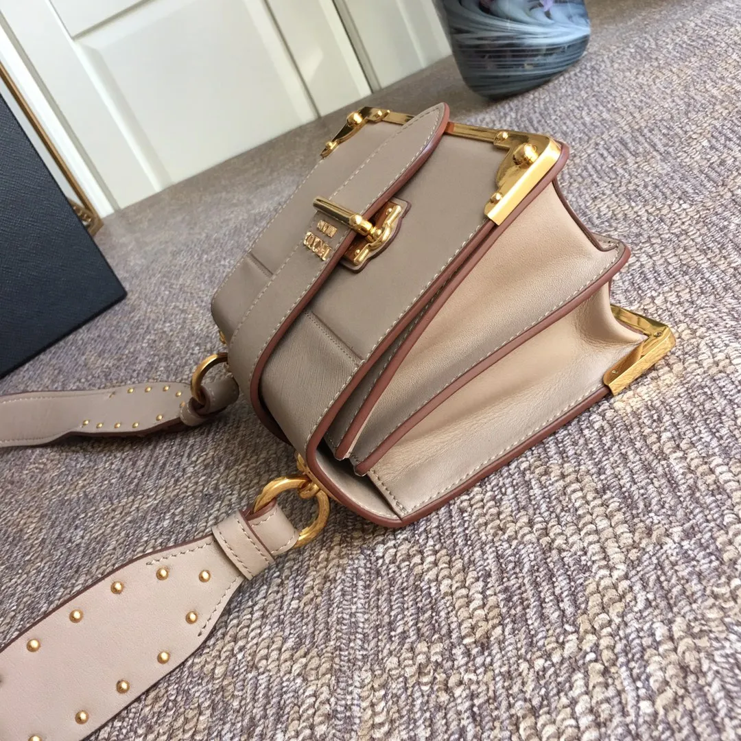 💰1800, P’s latest women’s bag 1BD045, nude pink has arrived, top quality, synchronized with counters, made of imported calfskin➕cross pattern➕sheepskin lining, top hardware. Lots of compartments, fashionable + casual + lightweight, a favorite among ladies, length 19cm and height 14cmX9cm