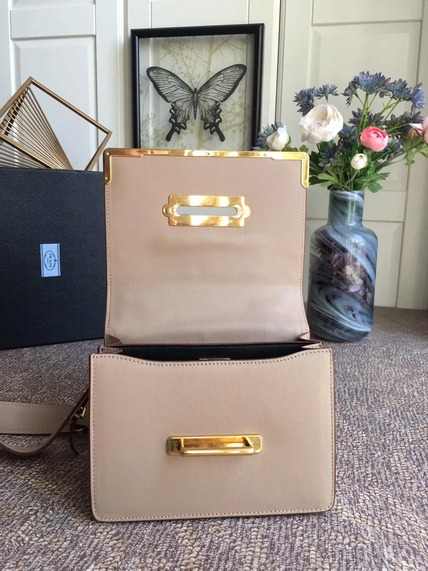 💰1800, P’s latest women’s bag 1BD045, nude pink has arrived, top quality, synchronized with counters, made of imported calfskin➕cross pattern➕sheepskin lining, top hardware. Lots of compartments, fashionable + casual + lightweight, a favorite among ladies, length 19cm and height 14cmX9cm