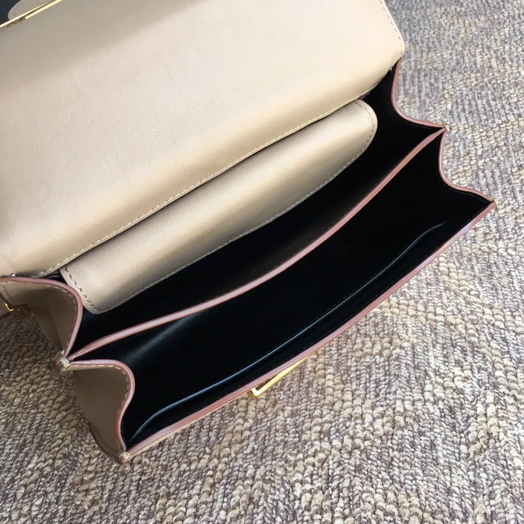 💰1800, P’s latest women’s bag 1BD045, nude pink has arrived, top quality, synchronized with counters, made of imported calfskin➕cross pattern➕sheepskin lining, top hardware. Lots of compartments, fashionable + casual + lightweight, a favorite among ladies, length 19cm and height 14cmX9cm