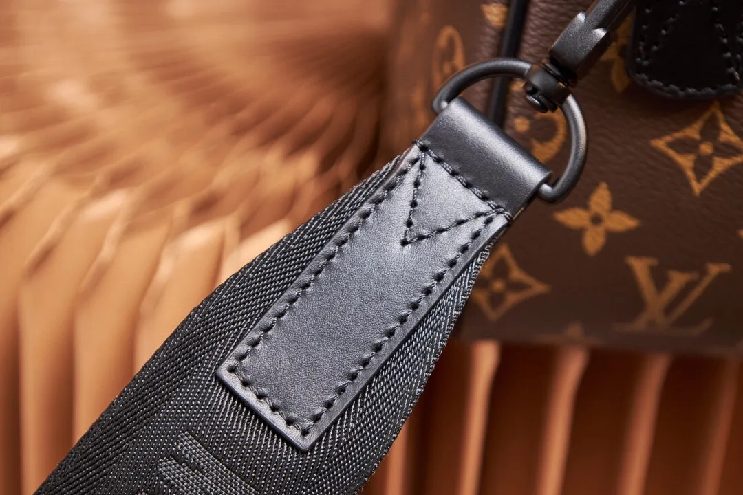 P¥900👉nfc dynamic chip version👈【Top inspection-free all-steel hardware】This lv trail messenger bag draws inspiration from brand elements. It integrates the classic monogram macassar canvas with a logo shoulder strap and a hard-case style quick-release buckle, which can be changed at will. Plenty of space to store personal items. monogram macassar coated canvas - cowhide leather trim - fabric lining - metal hardware - flap with quick-release buckle - spacious main compartment - interior pocket - shoulder strap: removable and adjustable! ! Model: m46972; Size: 31x22x11cm