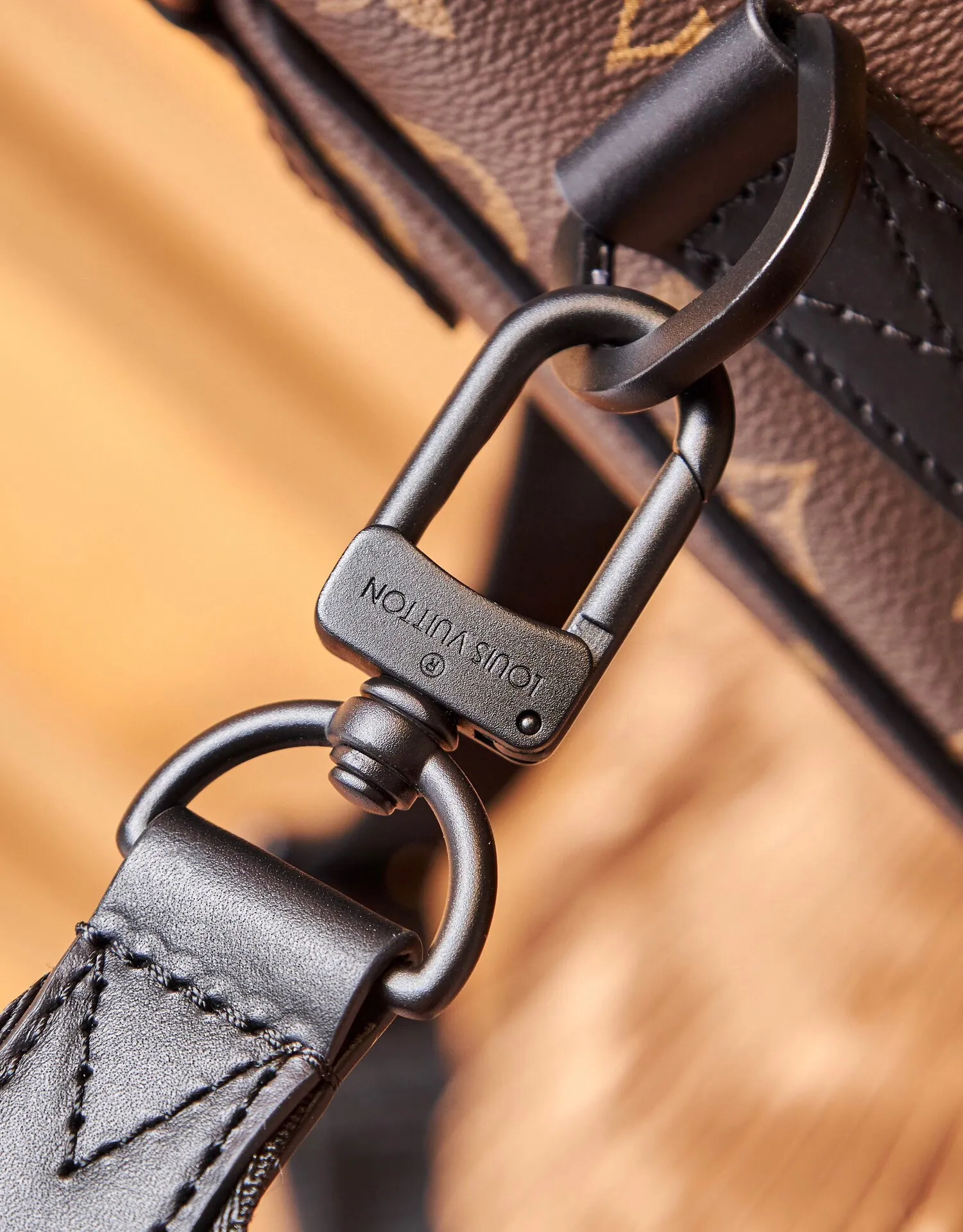 P¥900👉nfc dynamic chip version👈【Top inspection-free all-steel hardware】This lv trail messenger bag draws inspiration from brand elements. It integrates the classic monogram macassar canvas with a logo shoulder strap and a hard-case style quick-release buckle, which can be changed at will. Plenty of space to store personal items. monogram macassar coated canvas - cowhide leather trim - fabric lining - metal hardware - flap with quick-release buckle - spacious main compartment - interior pocket - shoulder strap: removable and adjustable! ! Model: m46972; Size: 31x22x11cm