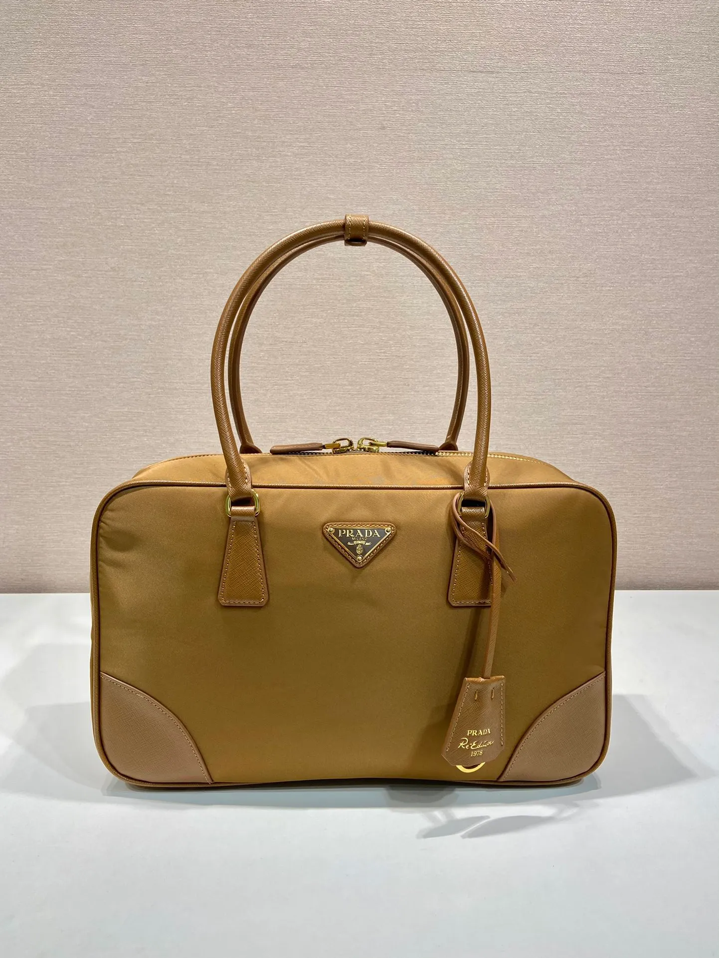 💰1520🎉New second-hand bag🎉1BB114 large🎉🎉 This double handle handbag is made of regenerated nylon, incorporating unique style elements and exquisite Saffiano leather details, completely subverting people's traditional perception of luxury goods. Practical design embellishments and exquisite details add a unique charm. Large capacity, practical and elegant👏Another popular style that will never go out of style🎉🎉 Length 35x Height 21.5x Bottom 10cm👏👏👏🎉🎉🎉