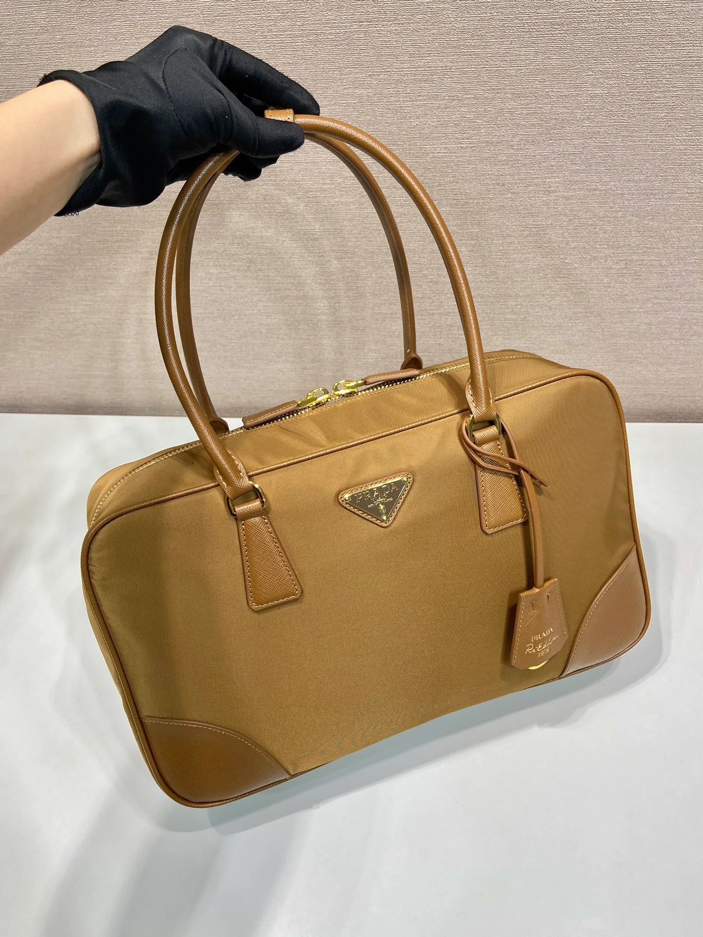 💰1520🎉New second-hand bag🎉1BB114 large🎉🎉 This double handle handbag is made of regenerated nylon, incorporating unique style elements and exquisite Saffiano leather details, completely subverting people's traditional perception of luxury goods. Practical design embellishments and exquisite details add a unique charm. Large capacity, practical and elegant👏Another popular style that will never go out of style🎉🎉 Length 35x Height 21.5x Bottom 10cm👏👏👏🎉🎉🎉