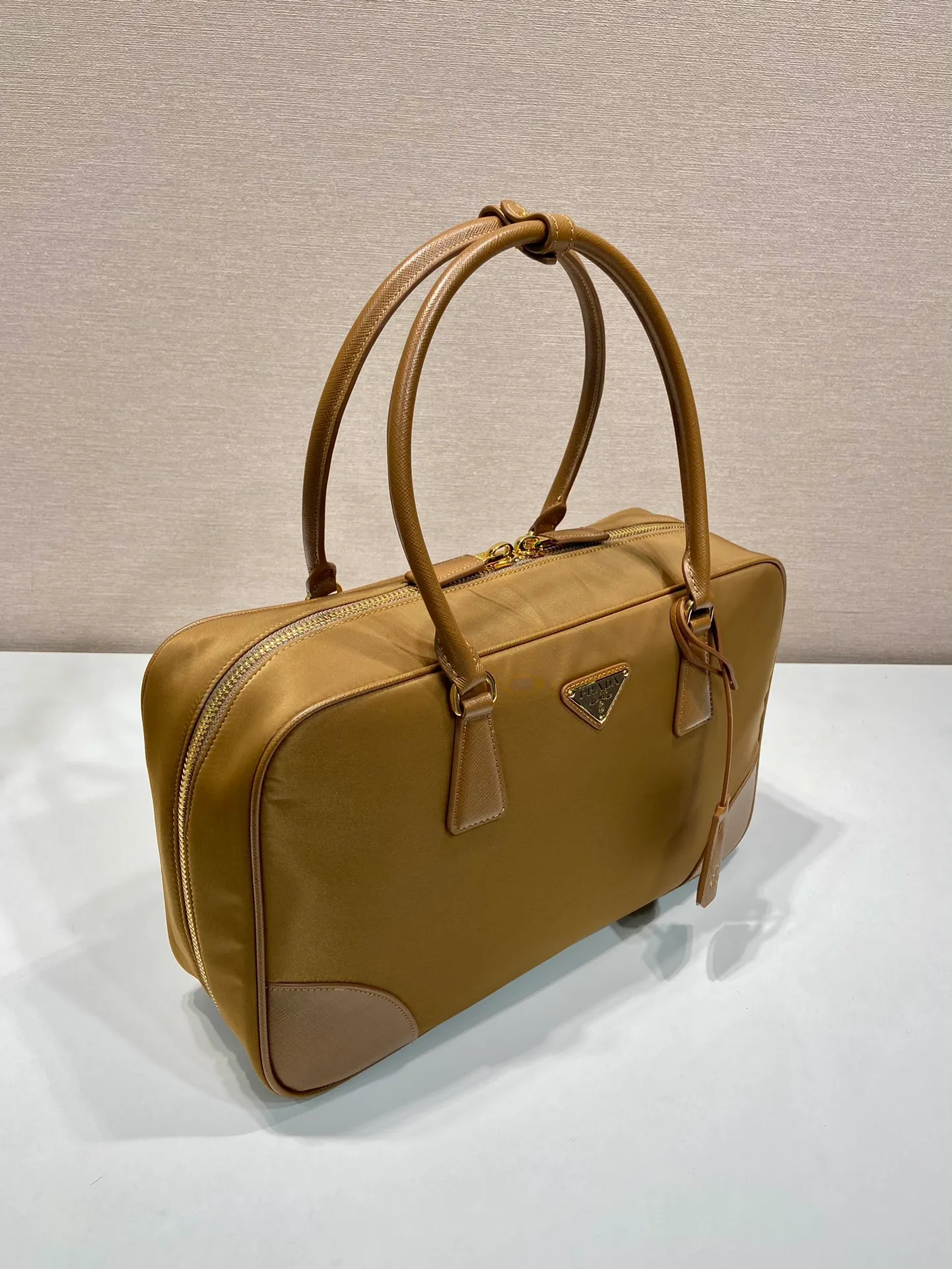💰1520🎉New second-hand bag🎉1BB114 large🎉🎉 This double handle handbag is made of regenerated nylon, incorporating unique style elements and exquisite Saffiano leather details, completely subverting people's traditional perception of luxury goods. Practical design embellishments and exquisite details add a unique charm. Large capacity, practical and elegant👏Another popular style that will never go out of style🎉🎉 Length 35x Height 21.5x Bottom 10cm👏👏👏🎉🎉🎉