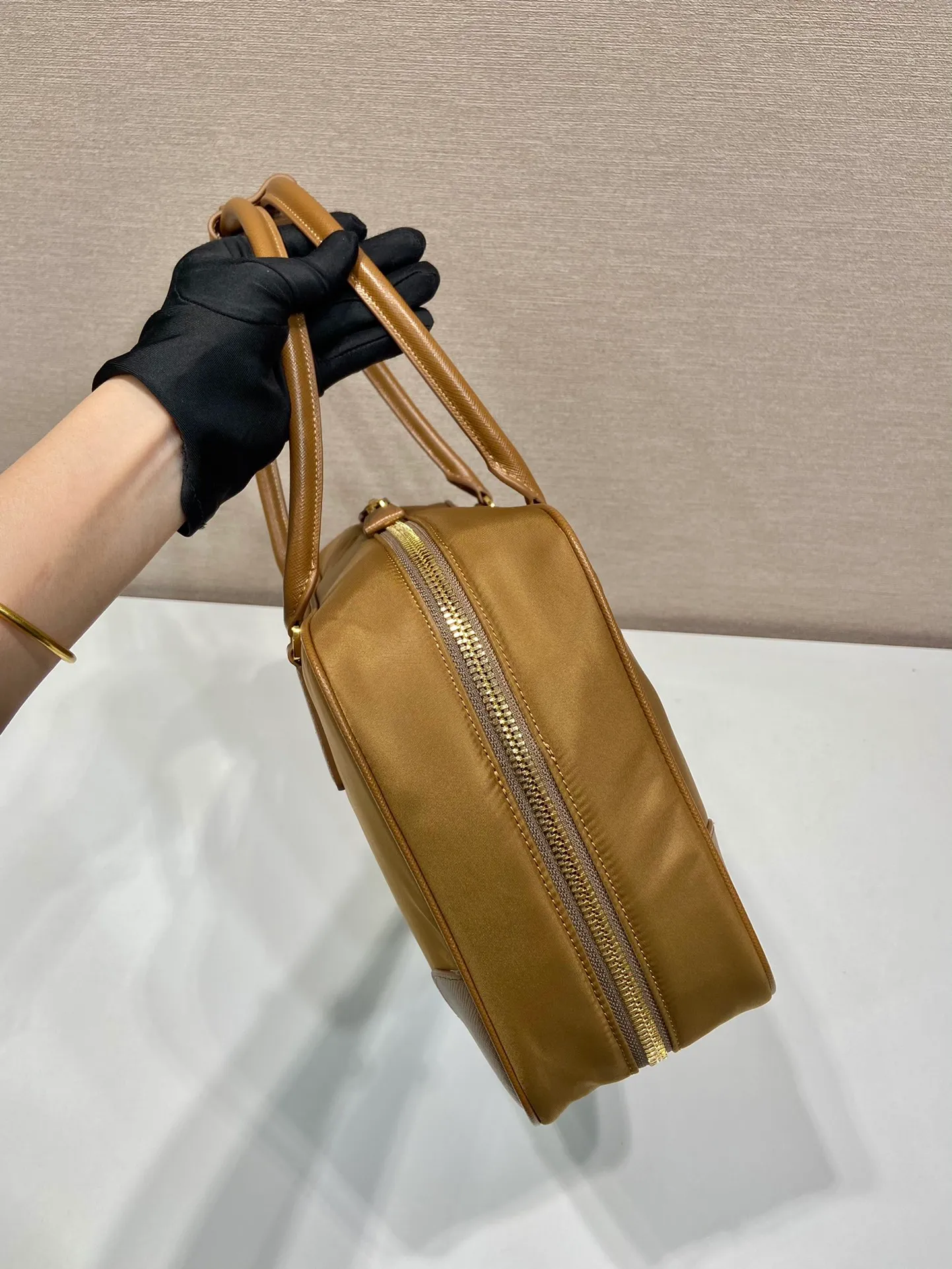 💰1520🎉New second-hand bag🎉1BB114 large🎉🎉 This double handle handbag is made of regenerated nylon, incorporating unique style elements and exquisite Saffiano leather details, completely subverting people's traditional perception of luxury goods. Practical design embellishments and exquisite details add a unique charm. Large capacity, practical and elegant👏Another popular style that will never go out of style🎉🎉 Length 35x Height 21.5x Bottom 10cm👏👏👏🎉🎉🎉