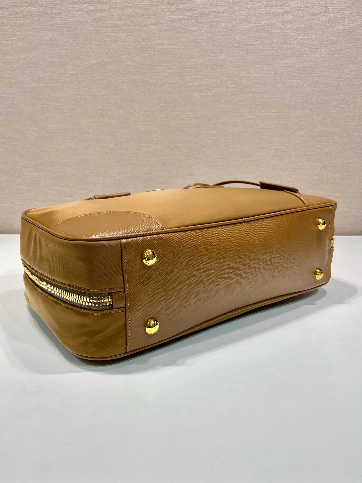 💰1520🎉New second-hand bag🎉1BB114 large🎉🎉 This double handle handbag is made of regenerated nylon, incorporating unique style elements and exquisite Saffiano leather details, completely subverting people's traditional perception of luxury goods. Practical design embellishments and exquisite details add a unique charm. Large capacity, practical and elegant👏Another popular style that will never go out of style🎉🎉 Length 35x Height 21.5x Bottom 10cm👏👏👏🎉🎉🎉