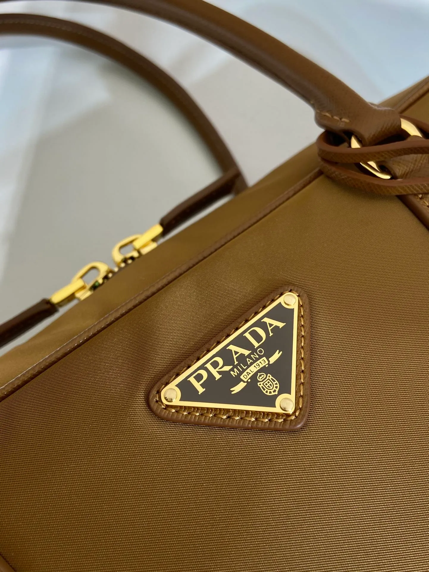 💰1520🎉New second-hand bag🎉1BB114 large🎉🎉 This double handle handbag is made of regenerated nylon, incorporating unique style elements and exquisite Saffiano leather details, completely subverting people's traditional perception of luxury goods. Practical design embellishments and exquisite details add a unique charm. Large capacity, practical and elegant👏Another popular style that will never go out of style🎉🎉 Length 35x Height 21.5x Bottom 10cm👏👏👏🎉🎉🎉