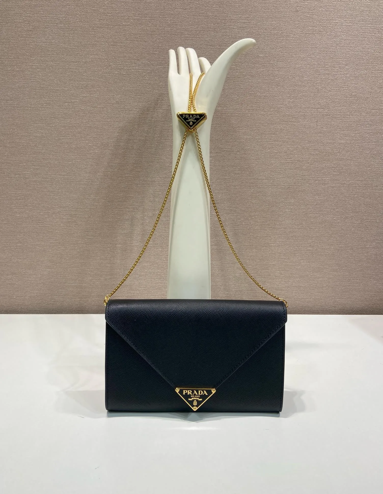 💰1120🎉Cross Pattern Envelope Bag🎉1Bp102 Clutch🎉🎉 The cross pattern cowhide texture highlights the elegant silhouette of this mini handbag and injects a modern flavor into it. Featuring a detachable chain shoulder strap and a nappa leather interior with card slots, this bag features a signature triangle logo on the magnetic closure for a timeless and instantly recognizable look. It can also be used as a handbag/shoulder bag/crossbody. It has many functions and can be exchanged for different occasions. Another hot item from internet celebrities🎉🎉 Length 20x height 11.5cm🎉🎉🎉👏👏👏