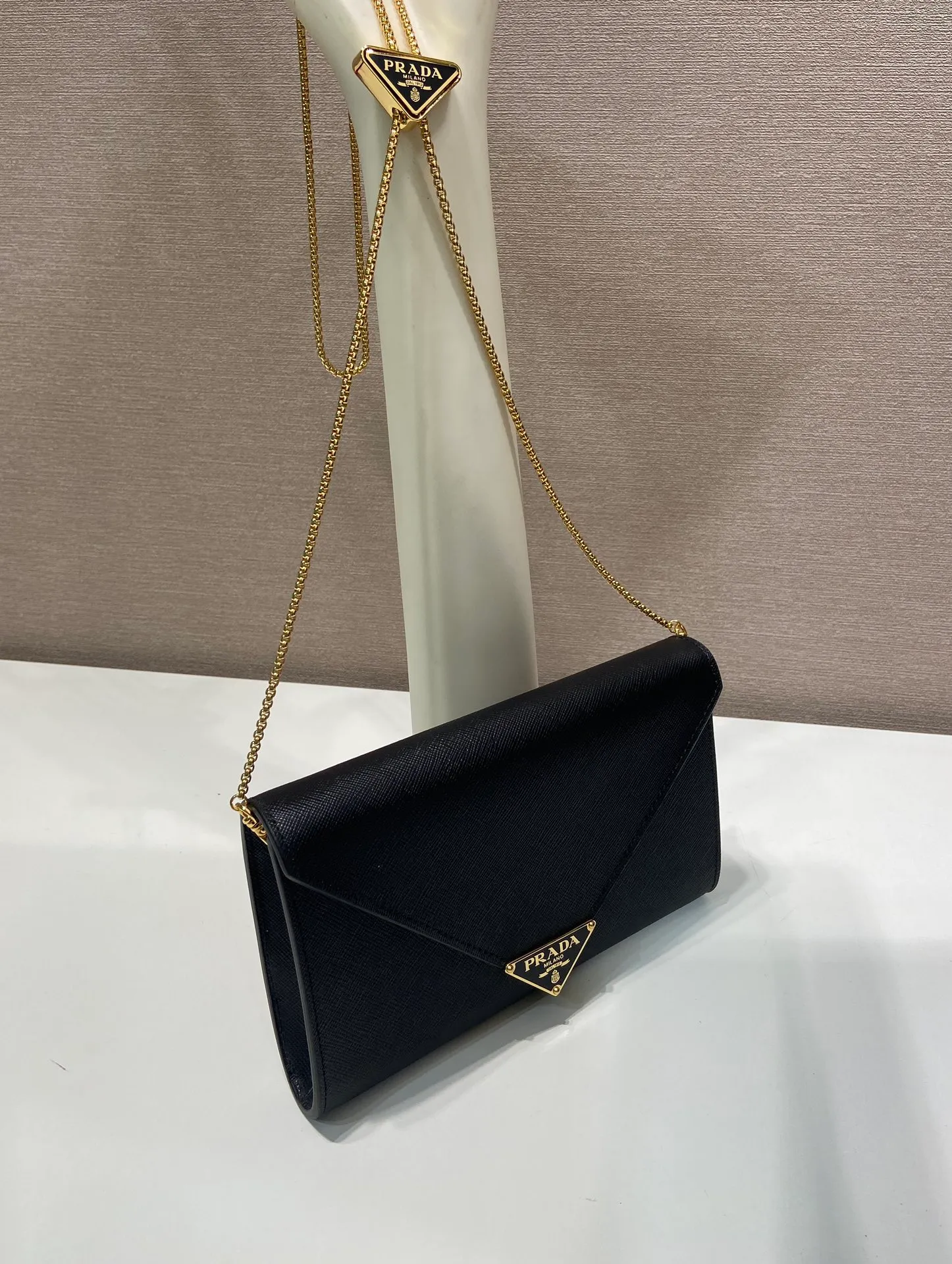 💰1120🎉Cross Pattern Envelope Bag🎉1Bp102 Clutch🎉🎉 The cross pattern cowhide texture highlights the elegant silhouette of this mini handbag and injects a modern flavor into it. Featuring a detachable chain shoulder strap and a nappa leather interior with card slots, this bag features a signature triangle logo on the magnetic closure for a timeless and instantly recognizable look. It can also be used as a handbag/shoulder bag/crossbody. It has many functions and can be exchanged for different occasions. Another hot item from internet celebrities🎉🎉 Length 20x height 11.5cm🎉🎉🎉👏👏👏
