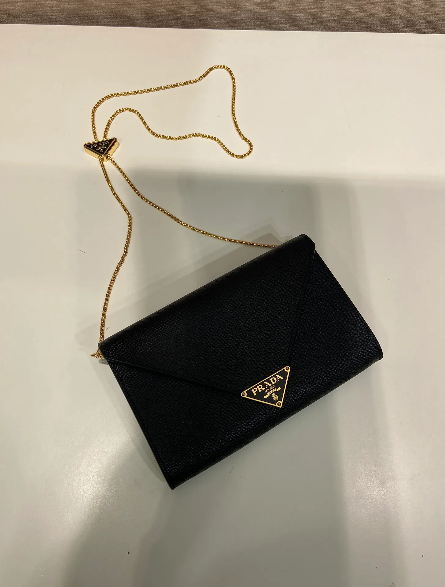 💰1120🎉Cross Pattern Envelope Bag🎉1Bp102 Clutch🎉🎉 The cross pattern cowhide texture highlights the elegant silhouette of this mini handbag and injects a modern flavor into it. Featuring a detachable chain shoulder strap and a nappa leather interior with card slots, this bag features a signature triangle logo on the magnetic closure for a timeless and instantly recognizable look. It can also be used as a handbag/shoulder bag/crossbody. It has many functions and can be exchanged for different occasions. Another hot item from internet celebrities🎉🎉 Length 20x height 11.5cm🎉🎉🎉👏👏👏