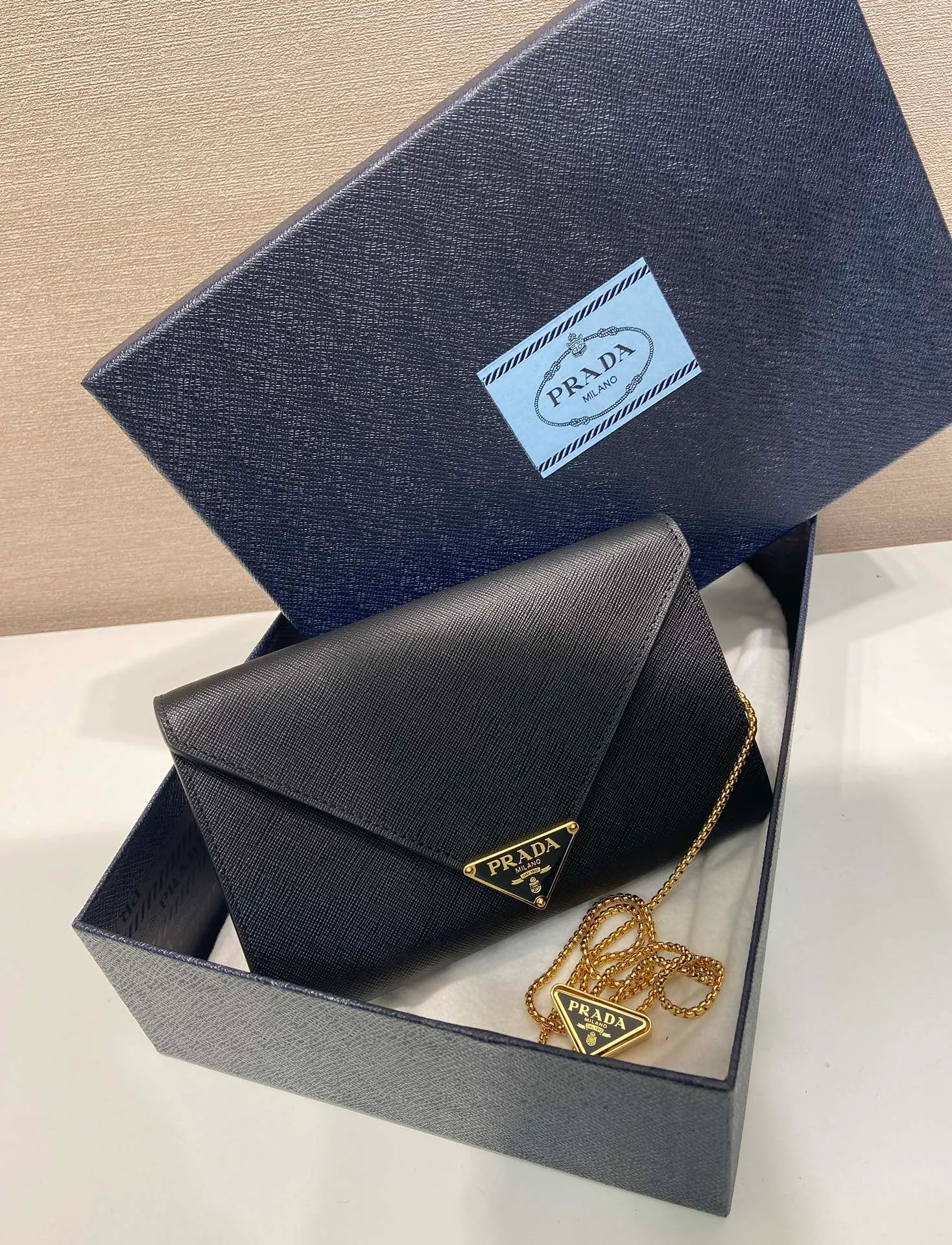 💰1120🎉Cross Pattern Envelope Bag🎉1Bp102 Clutch🎉🎉 The cross pattern cowhide texture highlights the elegant silhouette of this mini handbag and injects a modern flavor into it. Featuring a detachable chain shoulder strap and a nappa leather interior with card slots, this bag features a signature triangle logo on the magnetic closure for a timeless and instantly recognizable look. It can also be used as a handbag/shoulder bag/crossbody. It has many functions and can be exchanged for different occasions. Another hot item from internet celebrities🎉🎉 Length 20x height 11.5cm🎉🎉🎉👏👏👏