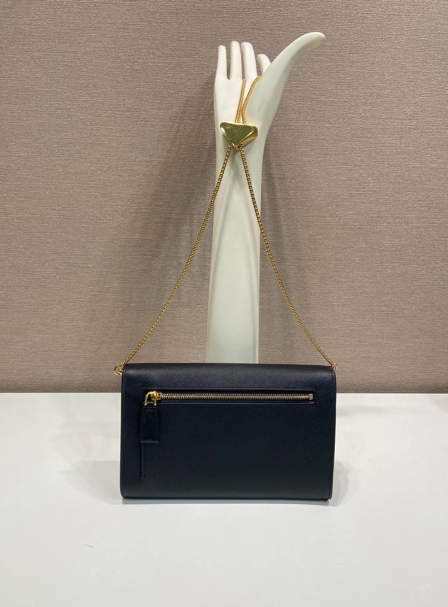💰1120🎉Cross Pattern Envelope Bag🎉1Bp102 Clutch🎉🎉 The cross pattern cowhide texture highlights the elegant silhouette of this mini handbag and injects a modern flavor into it. Featuring a detachable chain shoulder strap and a nappa leather interior with card slots, this bag features a signature triangle logo on the magnetic closure for a timeless and instantly recognizable look. It can also be used as a handbag/shoulder bag/crossbody. It has many functions and can be exchanged for different occasions. Another hot item from internet celebrities🎉🎉 Length 20x height 11.5cm🎉🎉🎉👏👏👏