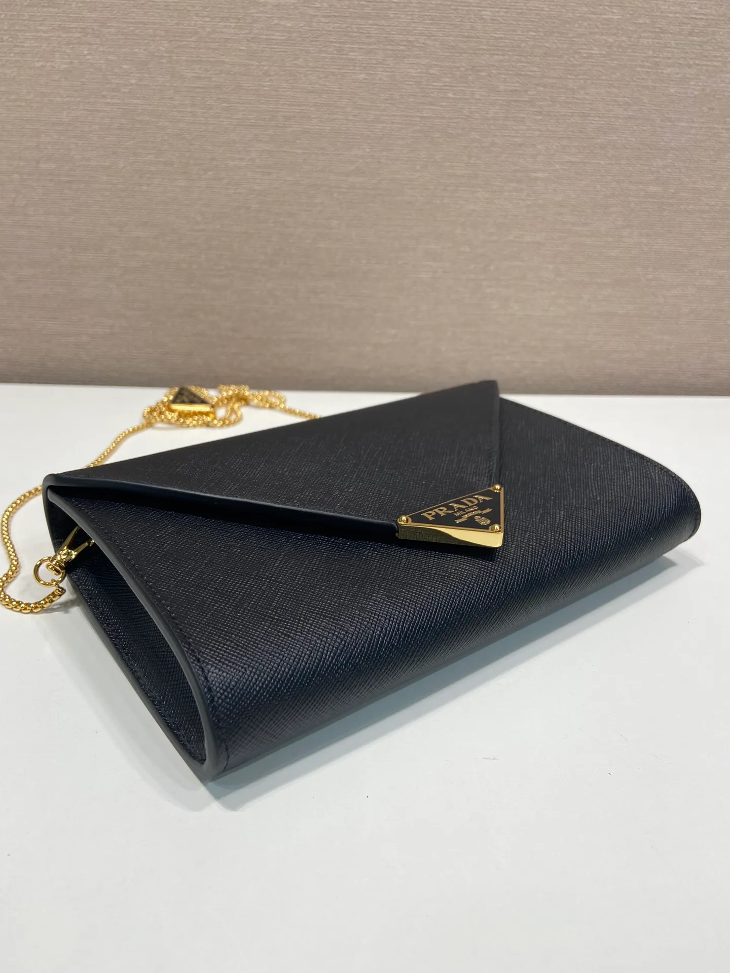💰1120🎉Cross Pattern Envelope Bag🎉1Bp102 Clutch🎉🎉 The cross pattern cowhide texture highlights the elegant silhouette of this mini handbag and injects a modern flavor into it. Featuring a detachable chain shoulder strap and a nappa leather interior with card slots, this bag features a signature triangle logo on the magnetic closure for a timeless and instantly recognizable look. It can also be used as a handbag/shoulder bag/crossbody. It has many functions and can be exchanged for different occasions. Another hot item from internet celebrities🎉🎉 Length 20x height 11.5cm🎉🎉🎉👏👏👏