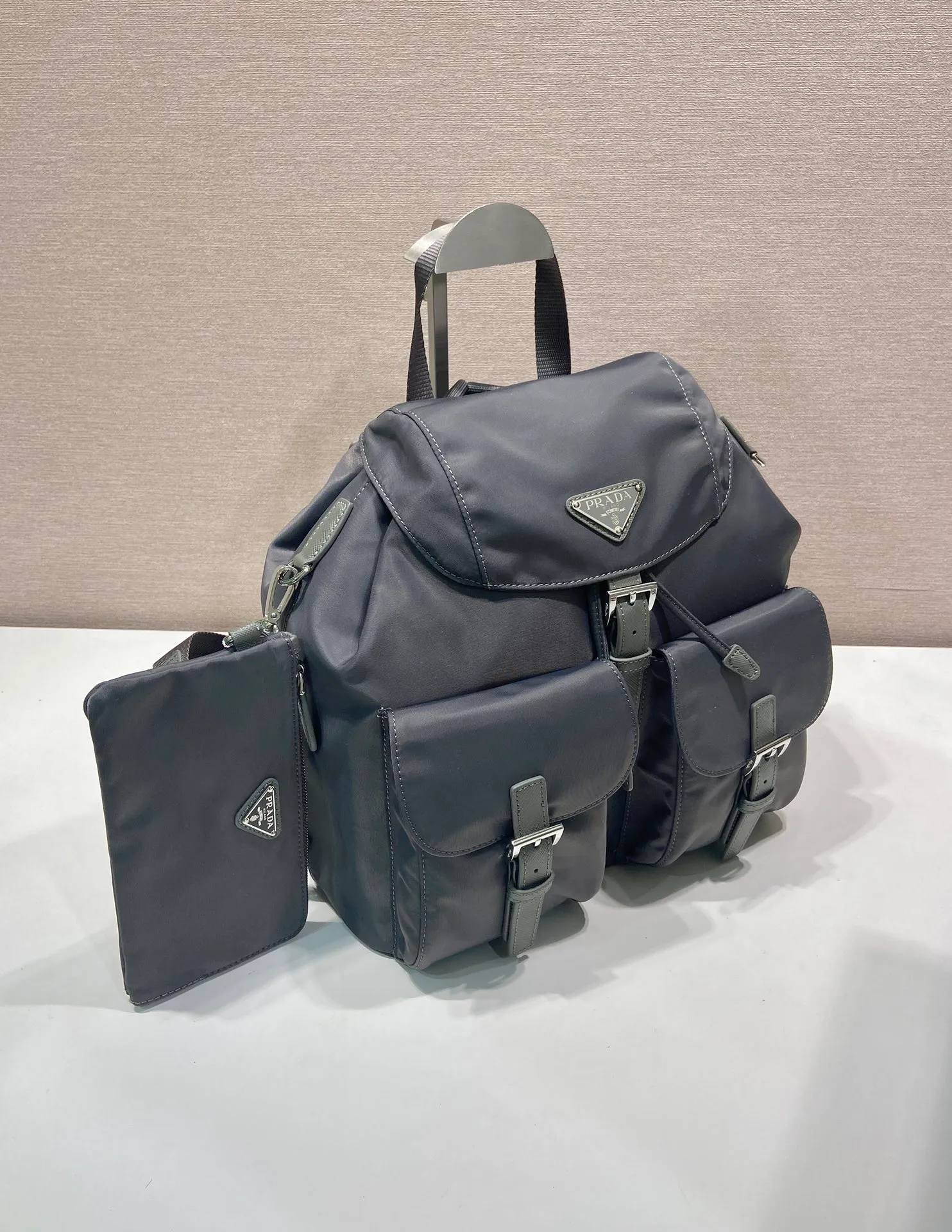 💰1160🎉New Backpack🎉1BZ811👍👍This nylon backpack is trimmed with exquisite Saffiano leather, a blend of multiple materials, and decorated with a triangular logo, highlighting fashionable elegance. It also comes with a detachable small handbag😘😘Light and practical, the upper body effect is super stylish, and it can be matched at will😘😘Fully upgraded nylon fabric👍👍Length 30x Height 32x Bottom 15cm👏👏👏💰💰💰