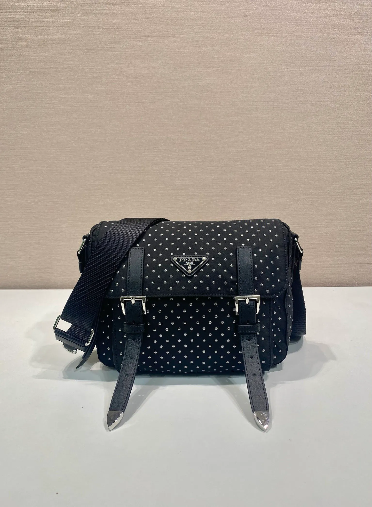 💰1320🎉Rivet Messenger Bag🎉1BD382 New Product🎉🎉 This practical shoulder bag is made of regenerated nylon, lightweight and equipped with an adjustable shoulder strap, multiple pockets and a clamshell design. Mini handmade rivet decoration adds modern style. The upper body effect is very fashionable and unique🎉🎉, babies, hurry up and get it🎉🎉 Length 23x height 17x bottom 9cm🎉🎉🎉👏👏👏