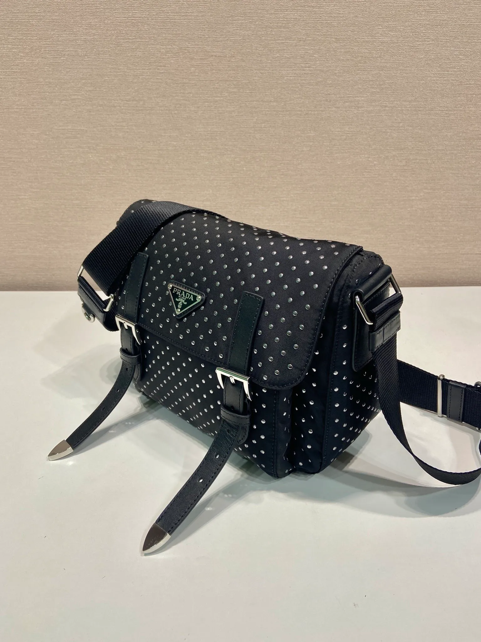 💰1320🎉Rivet Messenger Bag🎉1BD382 New Product🎉🎉 This practical shoulder bag is made of regenerated nylon, lightweight and equipped with an adjustable shoulder strap, multiple pockets and a clamshell design. Mini handmade rivet decoration adds modern style. The upper body effect is very fashionable and unique🎉🎉, babies, hurry up and get it🎉🎉 Length 23x height 17x bottom 9cm🎉🎉🎉👏👏👏