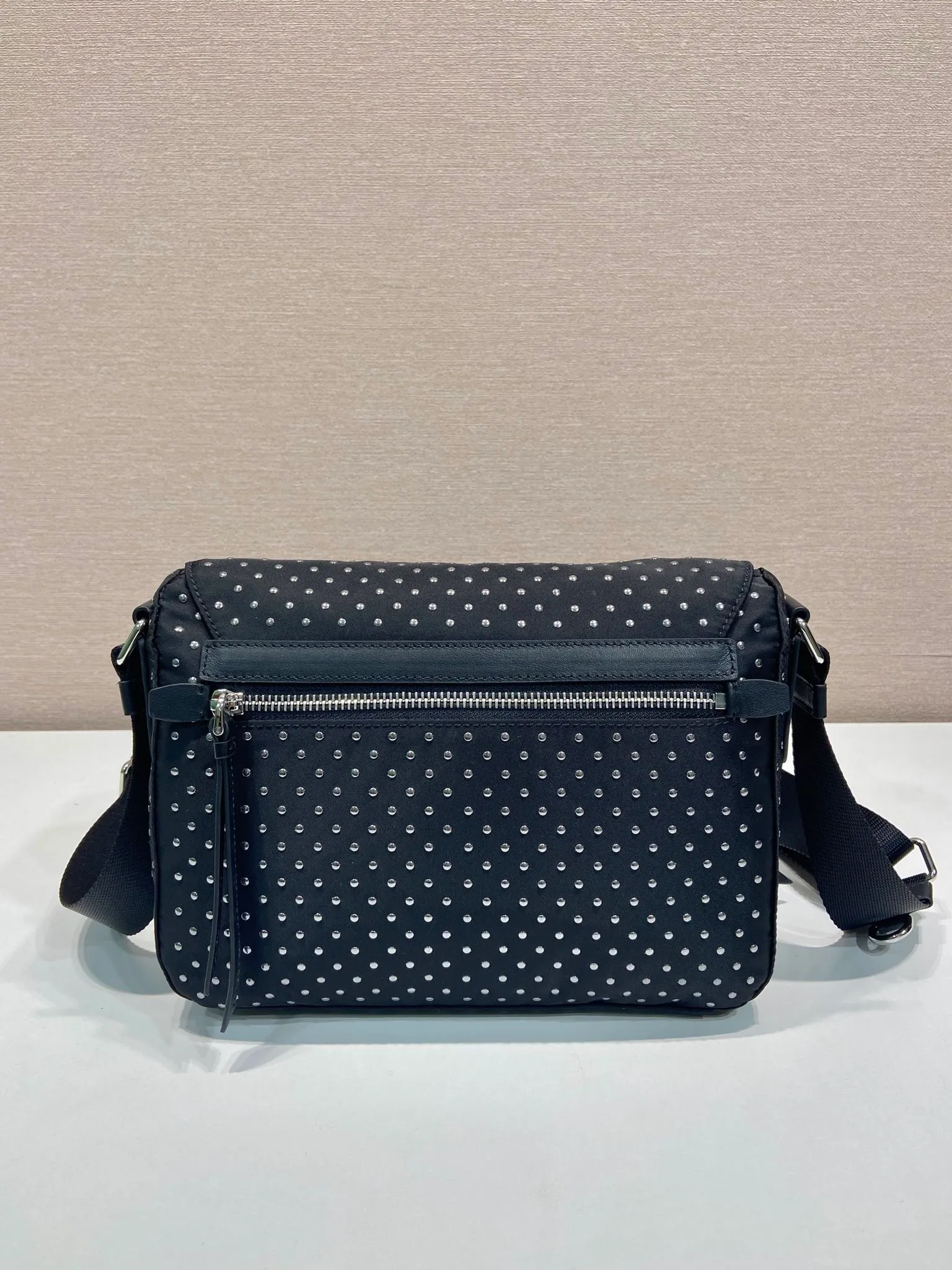 💰1320🎉Rivet Messenger Bag🎉1BD382 New Product🎉🎉 This practical shoulder bag is made of regenerated nylon, lightweight and equipped with an adjustable shoulder strap, multiple pockets and a clamshell design. Mini handmade rivet decoration adds modern style. The upper body effect is very fashionable and unique🎉🎉, babies, hurry up and get it🎉🎉 Length 23x height 17x bottom 9cm🎉🎉🎉👏👏👏