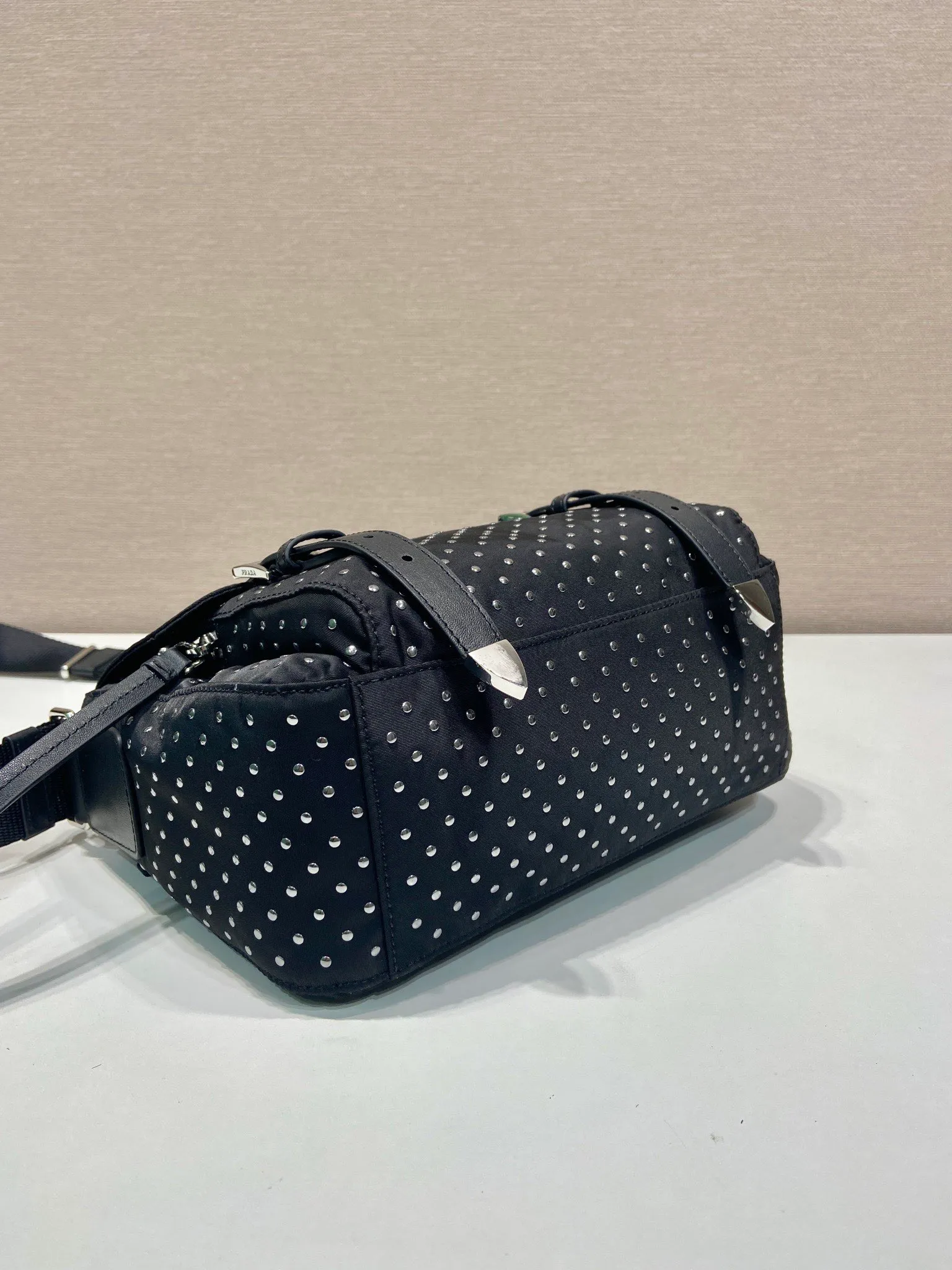 💰1320🎉Rivet Messenger Bag🎉1BD382 New Product🎉🎉 This practical shoulder bag is made of regenerated nylon, lightweight and equipped with an adjustable shoulder strap, multiple pockets and a clamshell design. Mini handmade rivet decoration adds modern style. The upper body effect is very fashionable and unique🎉🎉, babies, hurry up and get it🎉🎉 Length 23x height 17x bottom 9cm🎉🎉🎉👏👏👏