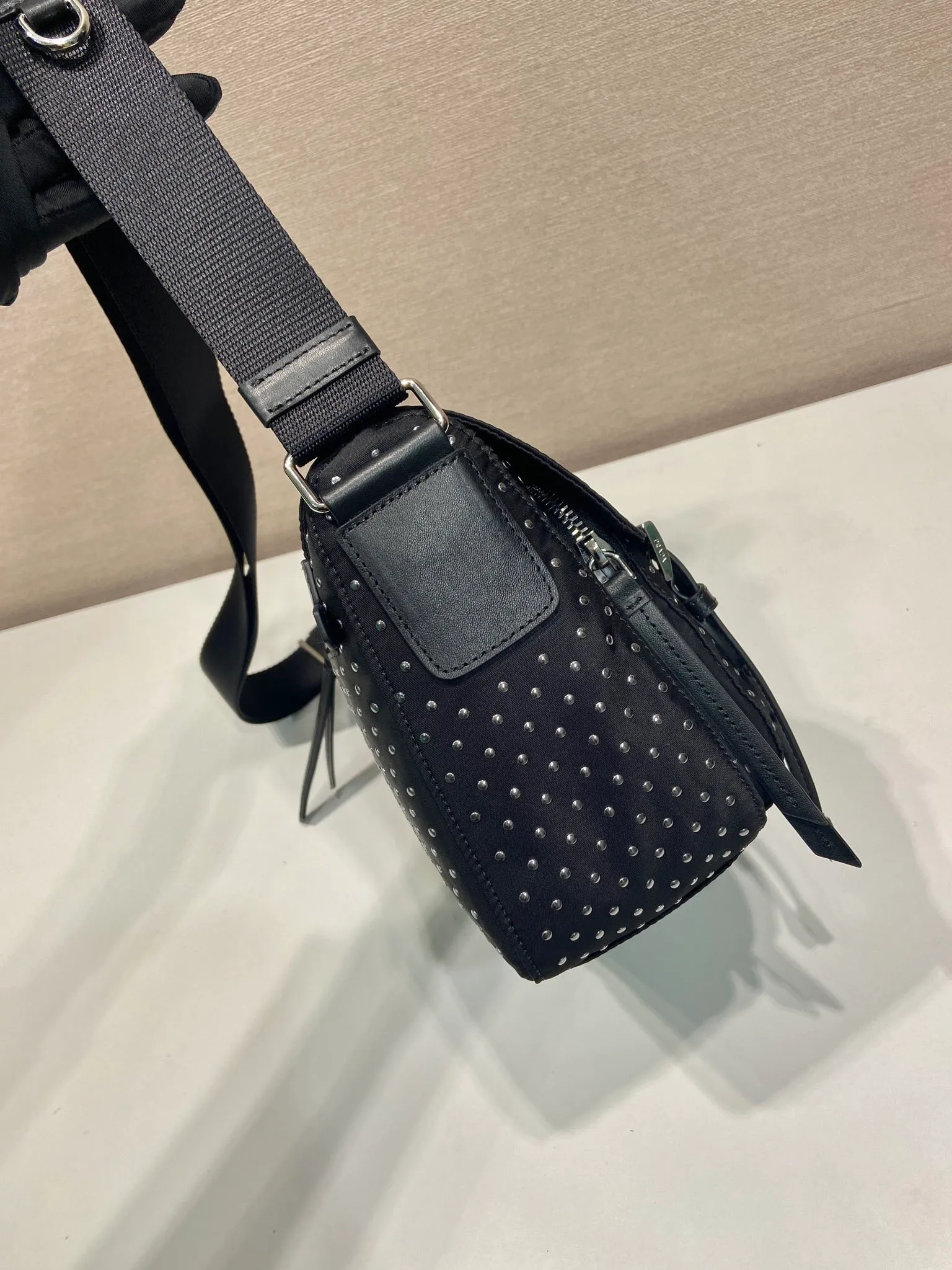 💰1320🎉Rivet Messenger Bag🎉1BD382 New Product🎉🎉 This practical shoulder bag is made of regenerated nylon, lightweight and equipped with an adjustable shoulder strap, multiple pockets and a clamshell design. Mini handmade rivet decoration adds modern style. The upper body effect is very fashionable and unique🎉🎉, babies, hurry up and get it🎉🎉 Length 23x height 17x bottom 9cm🎉🎉🎉👏👏👏