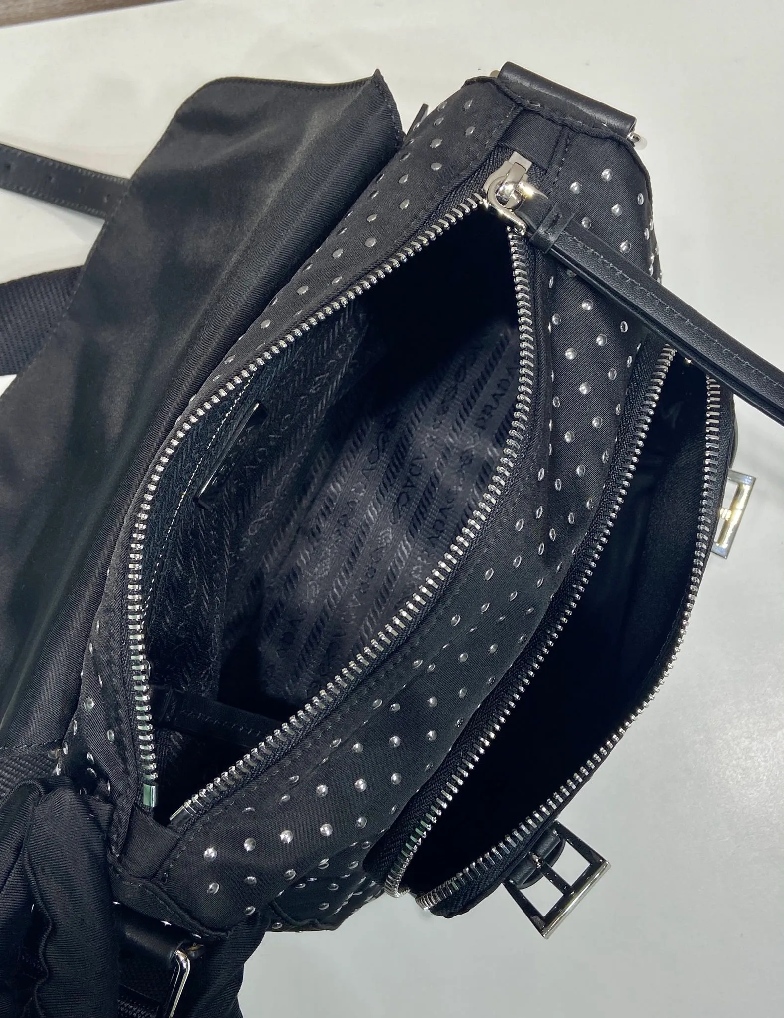 💰1320🎉Rivet Messenger Bag🎉1BD382 New Product🎉🎉 This practical shoulder bag is made of regenerated nylon, lightweight and equipped with an adjustable shoulder strap, multiple pockets and a clamshell design. Mini handmade rivet decoration adds modern style. The upper body effect is very fashionable and unique🎉🎉, babies, hurry up and get it🎉🎉 Length 23x height 17x bottom 9cm🎉🎉🎉👏👏👏