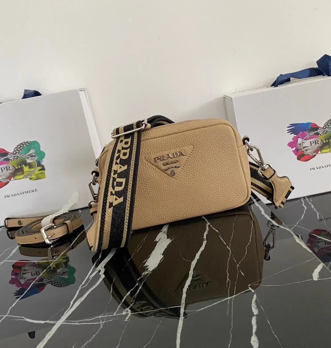 P1160¥ [Top original order] 🎉 New single-pull double shoulder straps 🎉 1BH192 single-layer small size has arrived 🎉 This single-layer double shoulder strap is made of imported deerskin grain cowhide and equipped with two interchangeable and adjustable long shoulder straps. The combination of fabric webbing and cowhide is perfect😘, versatile for mixing and matching different clothes on different occasions😘, large capacity, super soft feel🎉Hurry up and get it🎉Dimensions: length 19x height 12x bottom 6cm