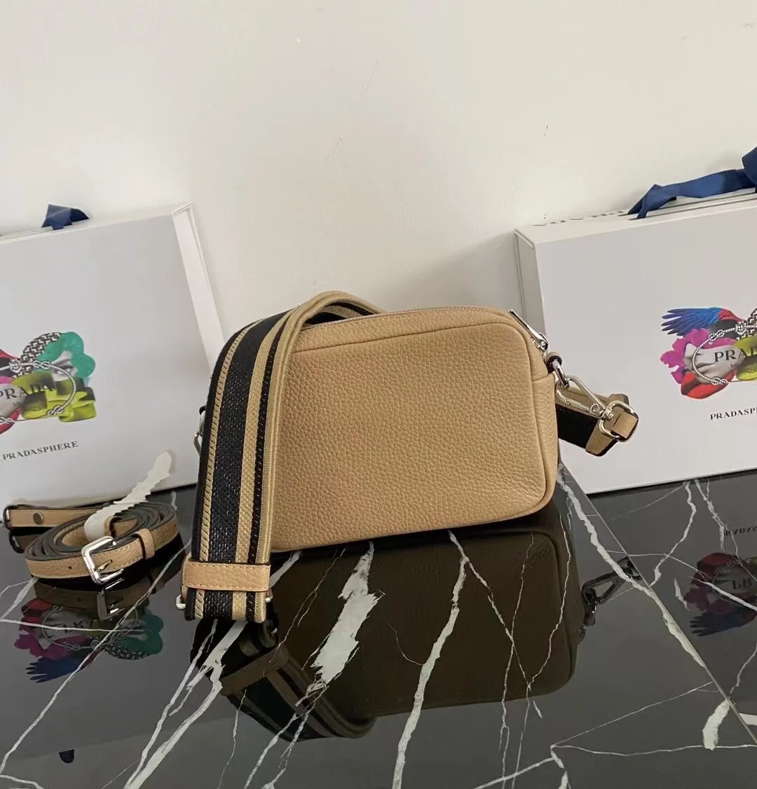 P1160¥ [Top original order] 🎉 New single-pull double shoulder straps 🎉 1BH192 single-layer small size has arrived 🎉 This single-layer double shoulder strap is made of imported deerskin grain cowhide and equipped with two interchangeable and adjustable long shoulder straps. The combination of fabric webbing and cowhide is perfect😘, versatile for mixing and matching different clothes on different occasions😘, large capacity, super soft feel🎉Hurry up and get it🎉Dimensions: length 19x height 12x bottom 6cm